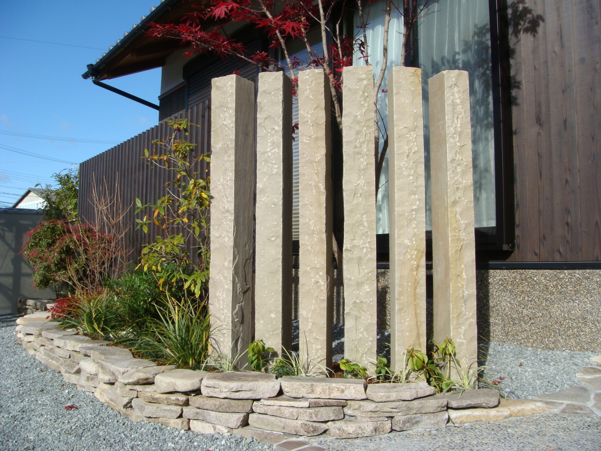 延べ石スリットにコバ積み花壇