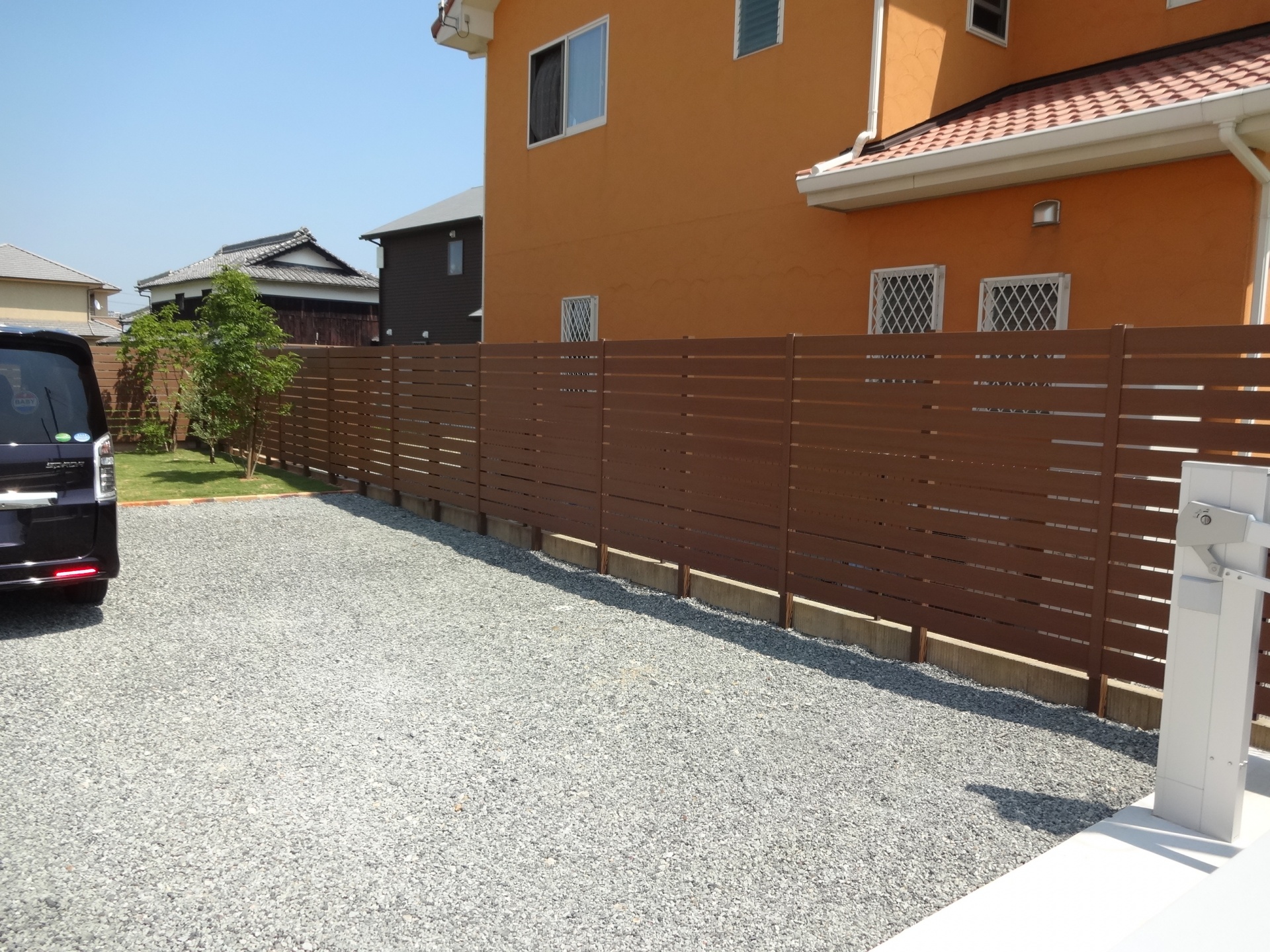 木目調樹脂製フェンスで目隠し　太子町S様邸3