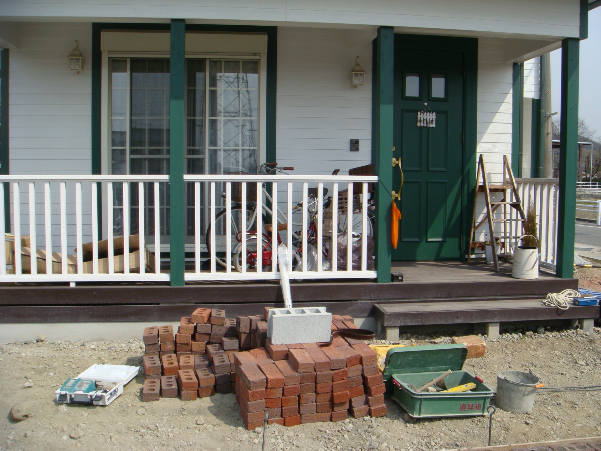 DSC05545 煙突に合わせたレンガ塀