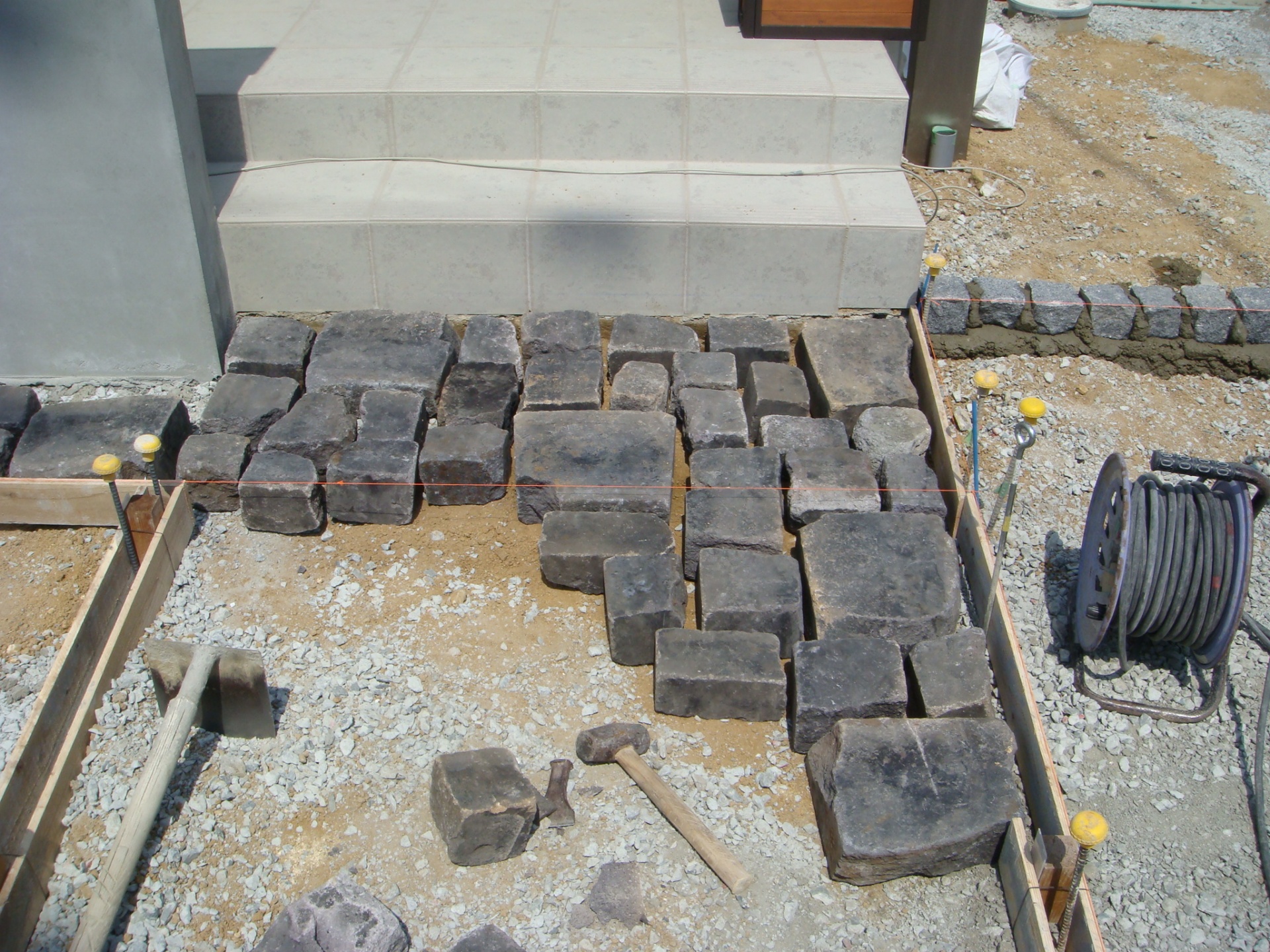 DSC05549 黒の異形レンガのアプローチ