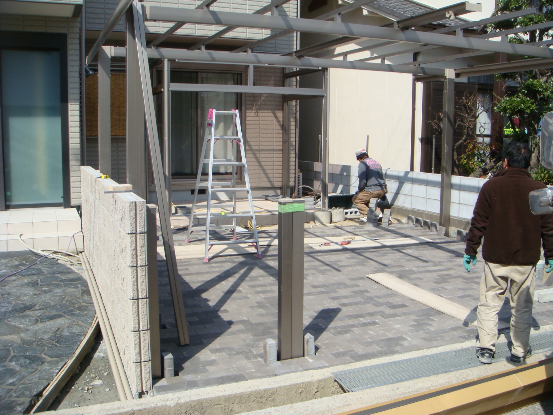 DSC05595 インターロッキング敷き施工中