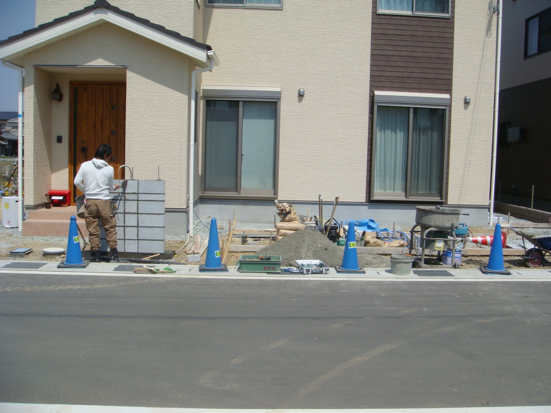 DSC05604 デザイン門柱の下地ブロック積み状況