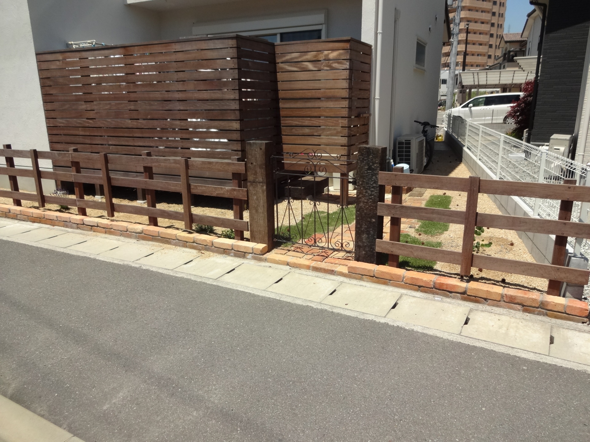 枕木とアンティークレンガのナチュラルなお庭　姫路市O様邸3