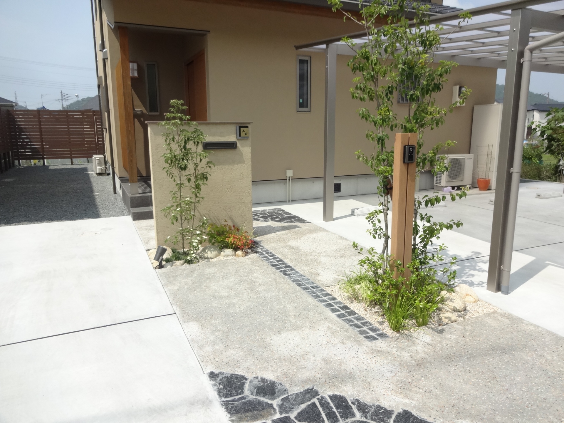高砂市Y様邸和モダンエクステリア　門回り植栽後