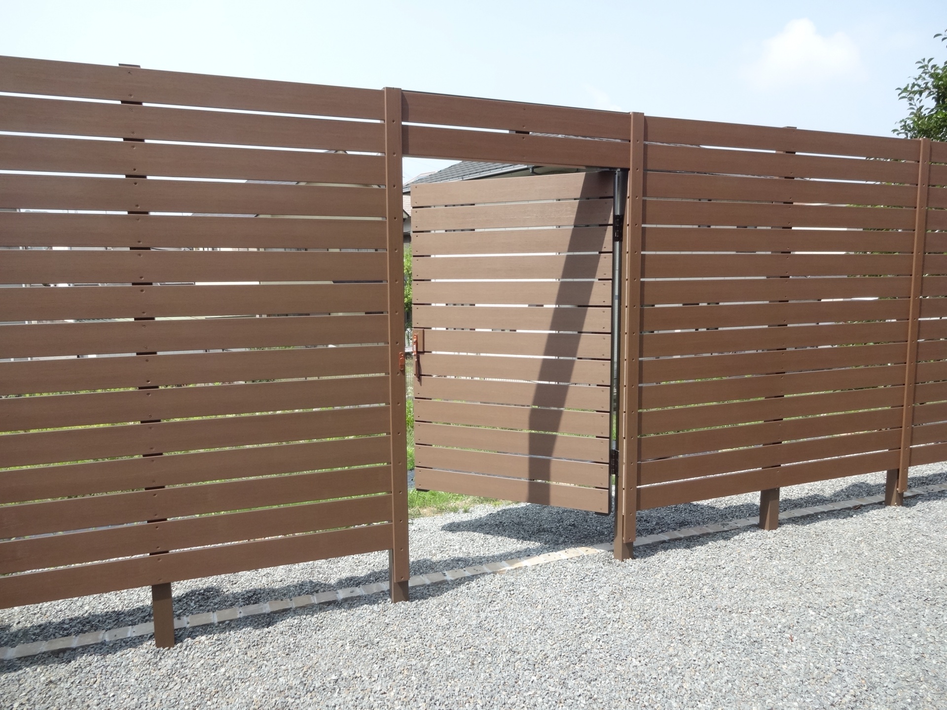 高砂市Y様邸　南面お庭目隠しアルファウッドフェンス仕様オリジナル門扉