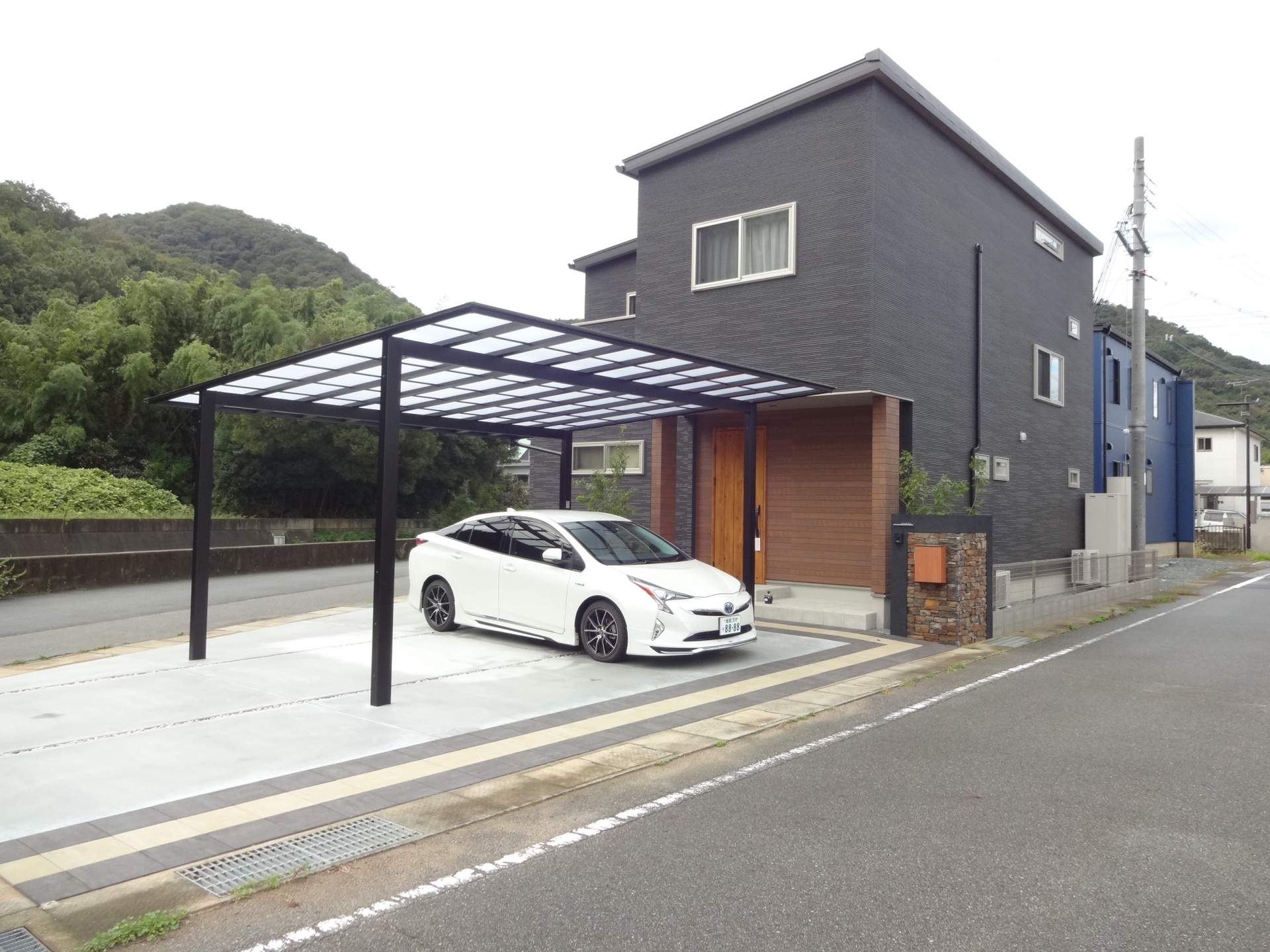 建物と調和した石張り門柱　たつの市N様邸全体