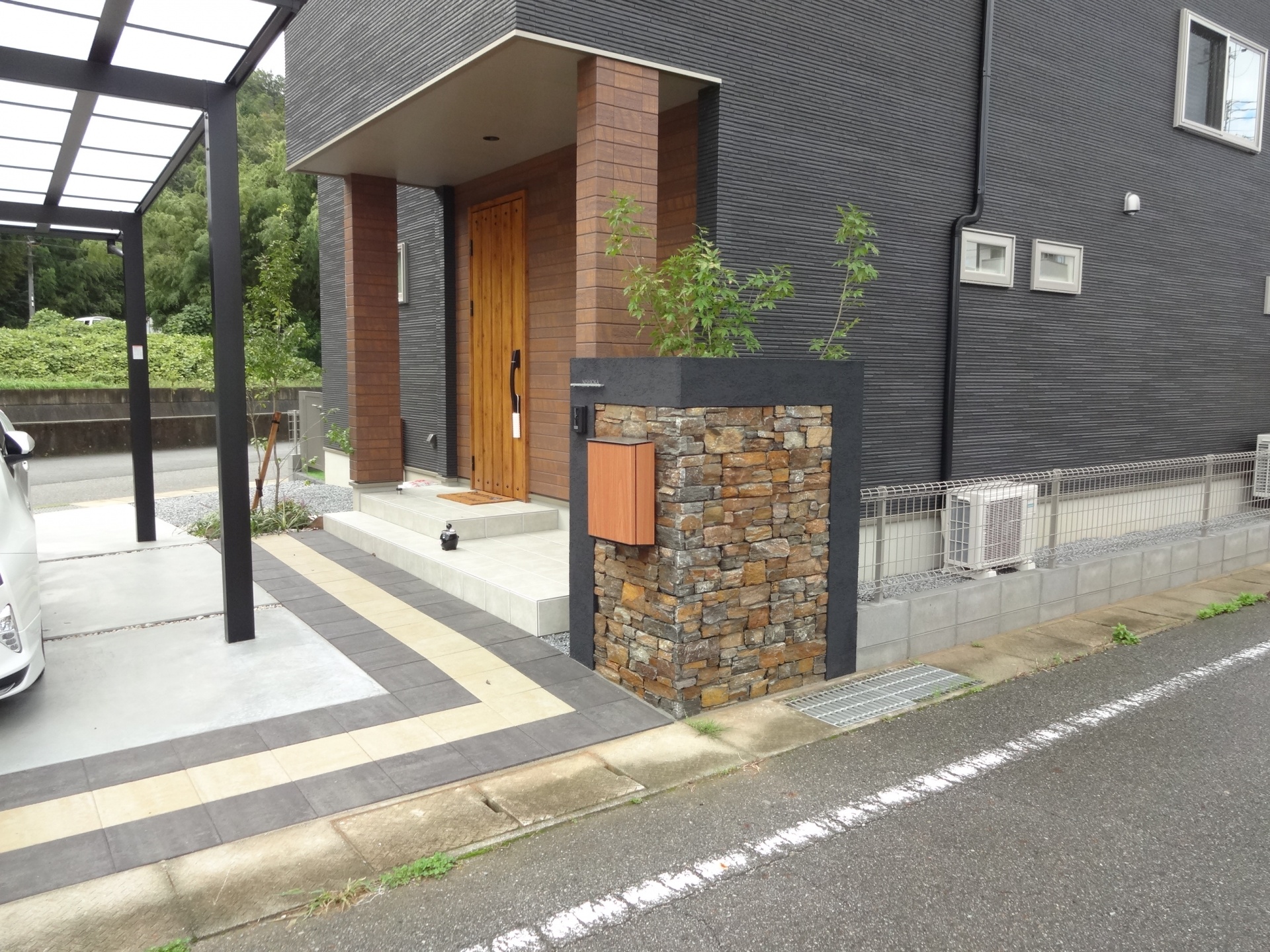 建物と調和した石張り門柱　たつの市N様邸ユニソン：パイルストーン