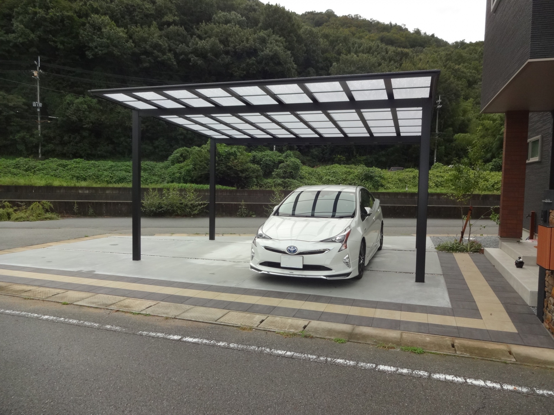 建物と調和した石張り門柱　たつの市N様邸カーポートネスカワイド2