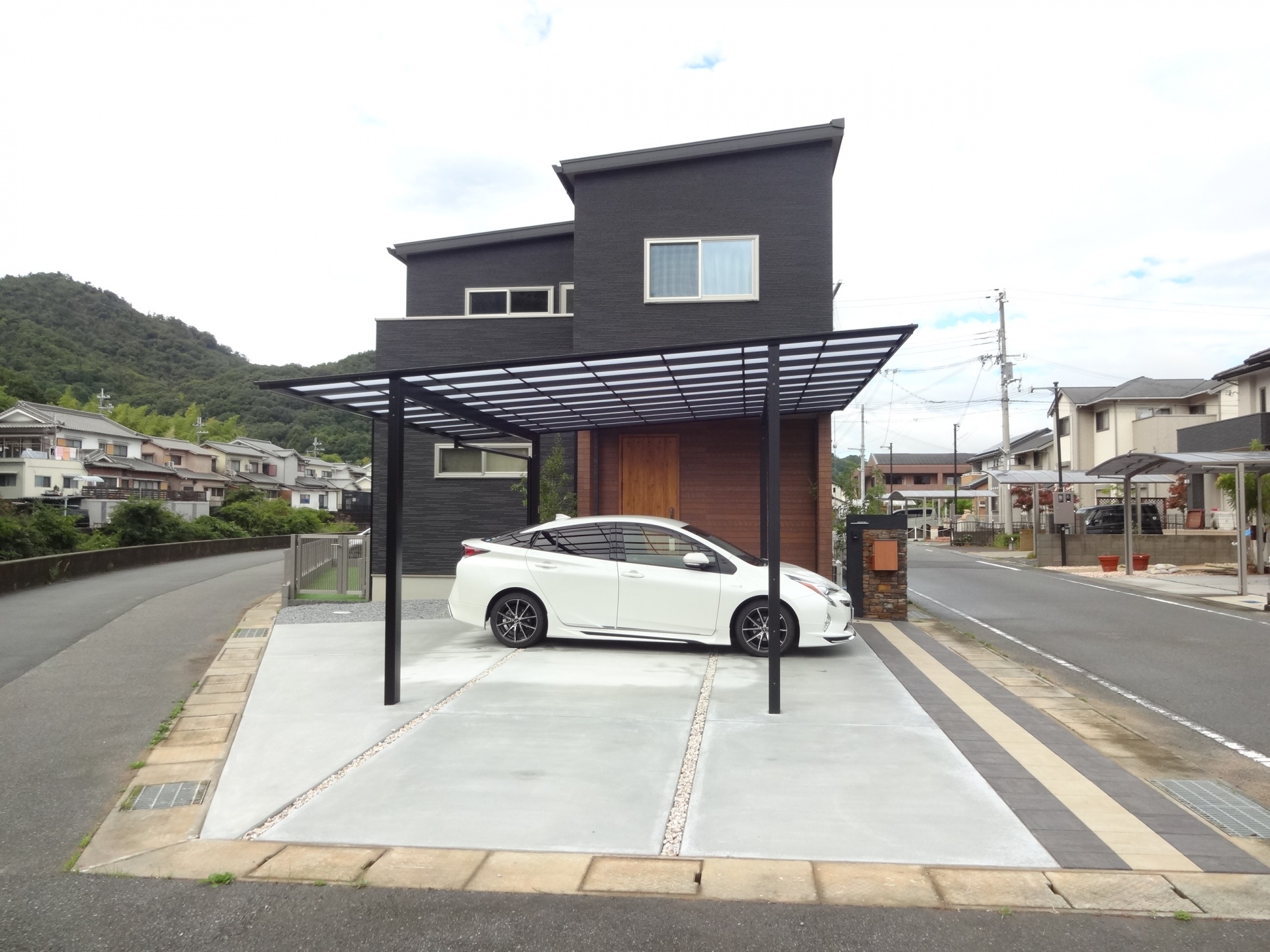 建物と調和した石張り門柱　たつの市N様邸カーポートネスカワイド1