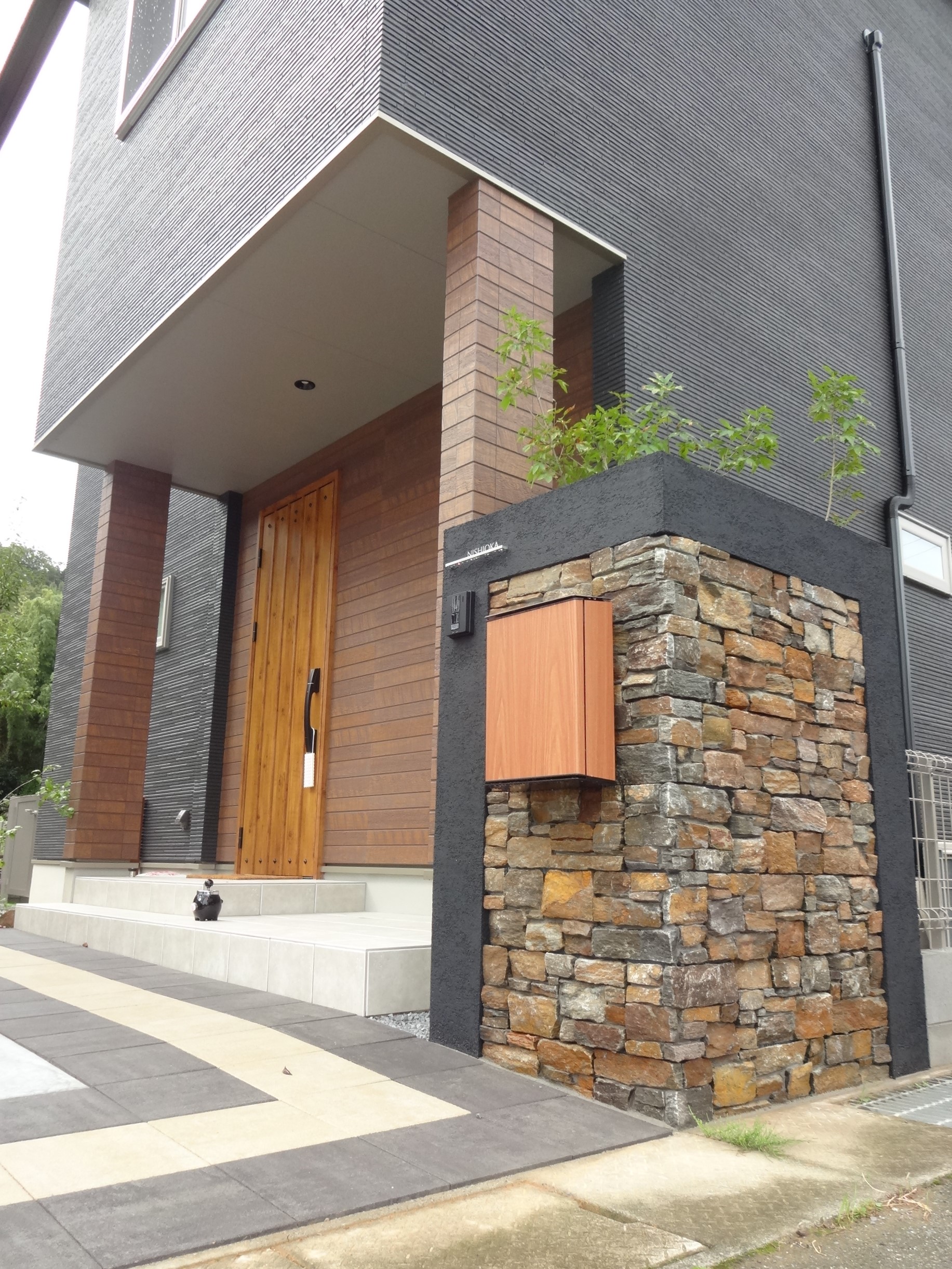 和した石張り門柱　たつの市N様邸ユニソン：パイルストーン2