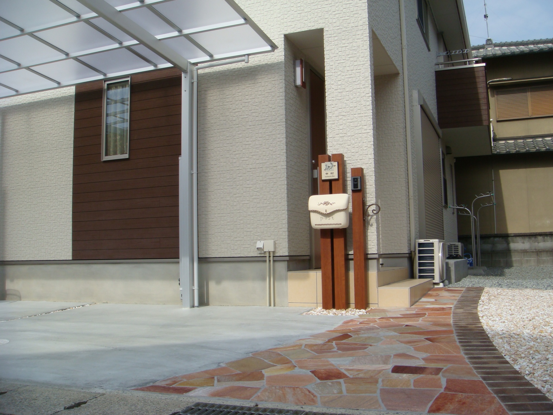 木目調スリット門柱とピンク系乱張りアプローチ 木目調スリット門柱とピンク系乱張りアプローチ