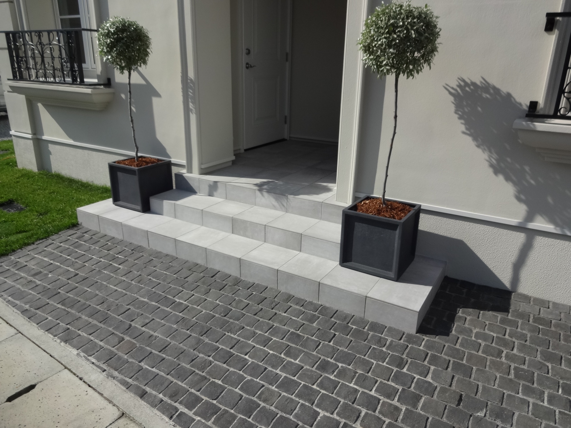 株式会社LEMO様邸モデルハウスアプローチピンコロ敷き