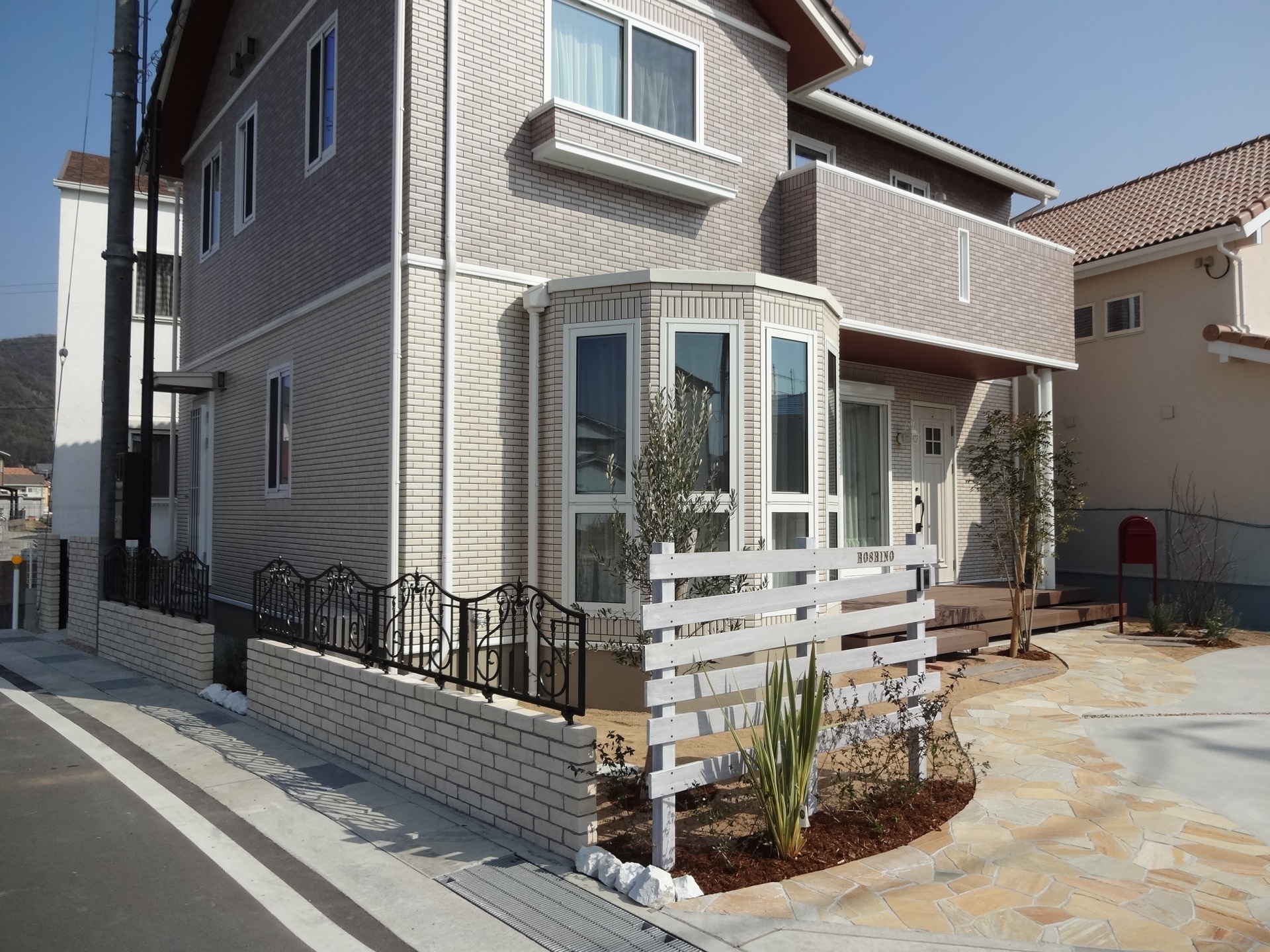 たつの市H様邸玄関へと続く自然石乱張りアプローチ