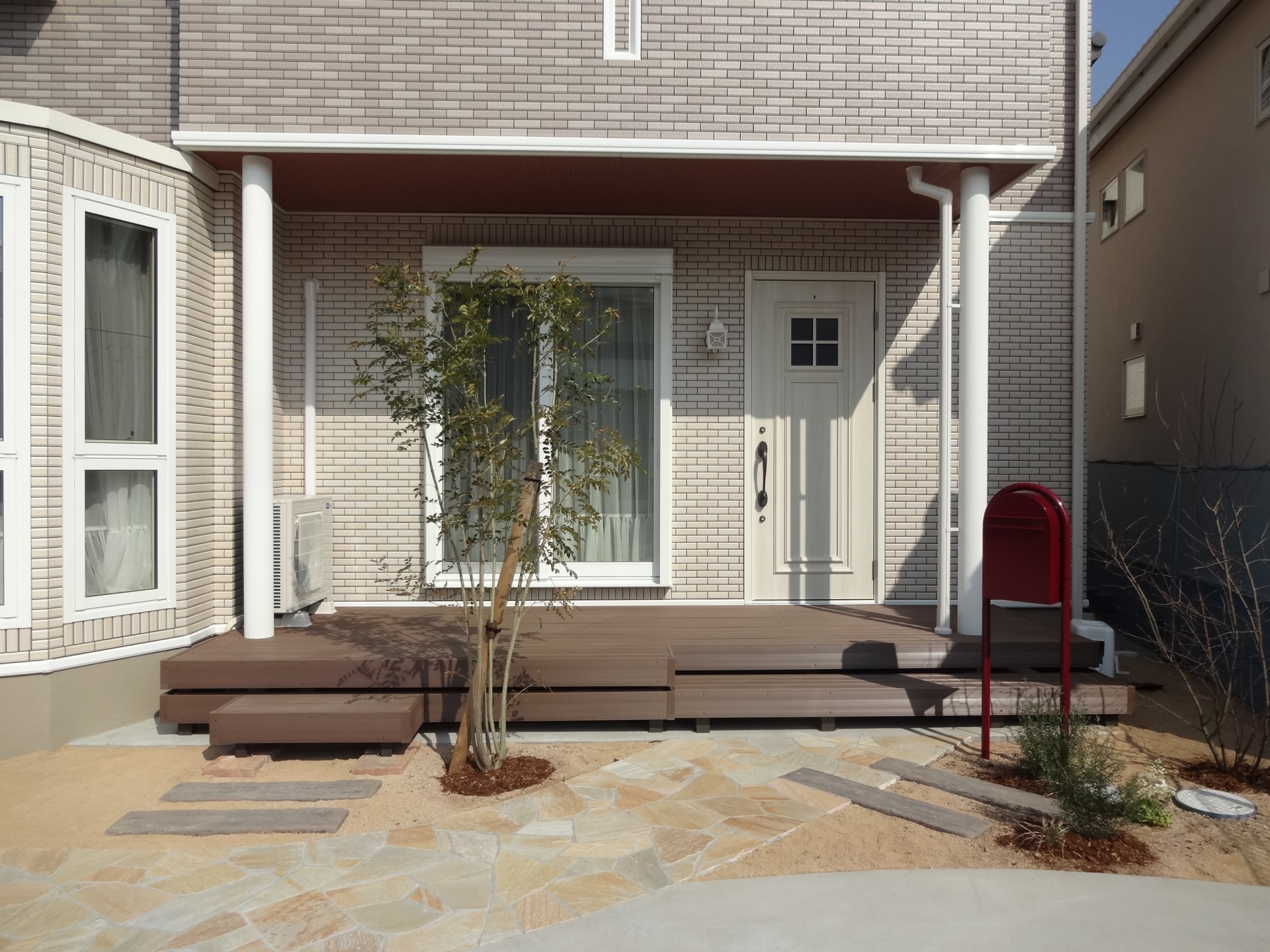 LIXIL樹ら楽ステージ木彫で玄関前とリビング前を繋ぐ