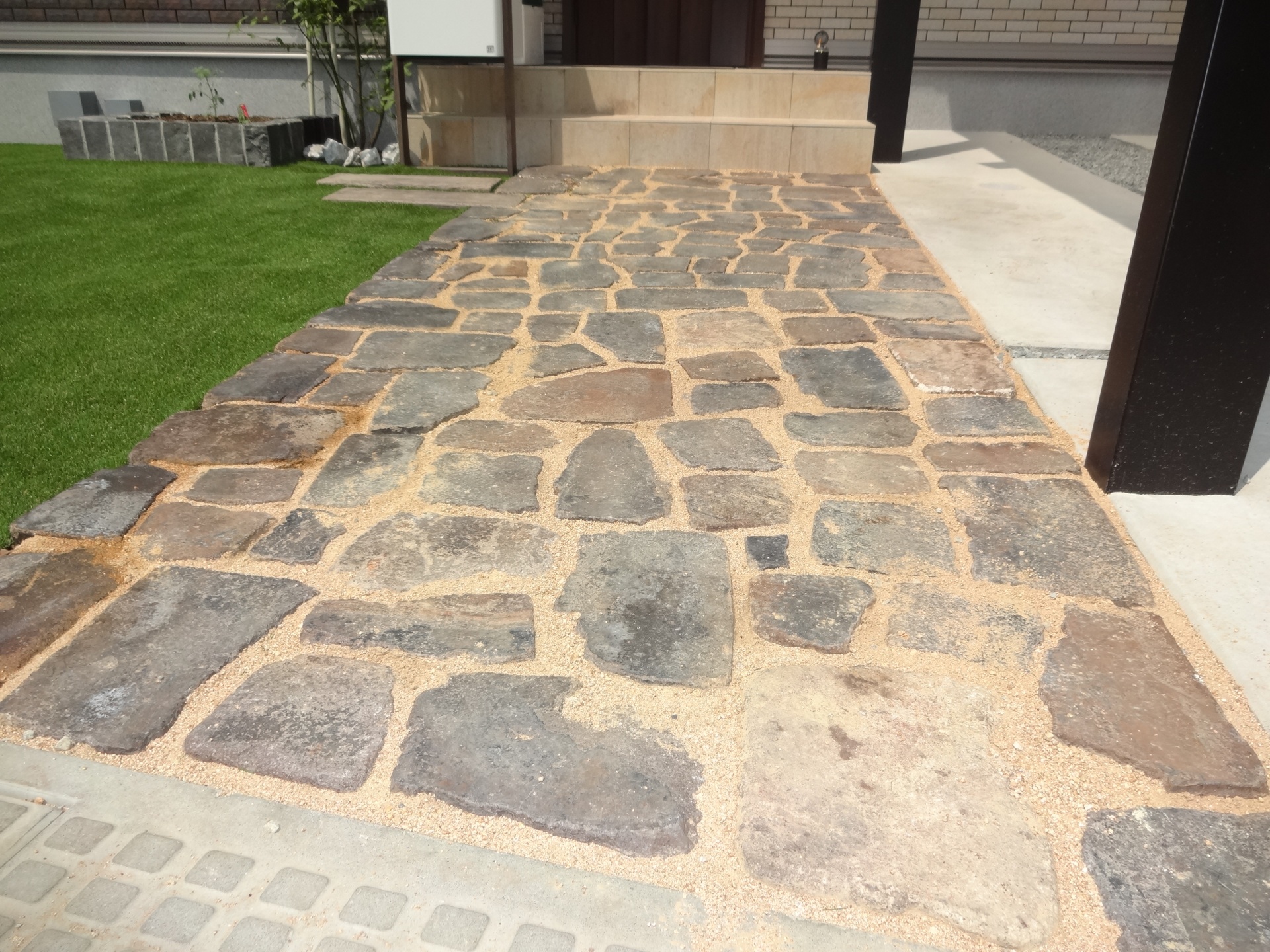 異形耐火煉瓦敷きアプローチ　たつの市K様邸