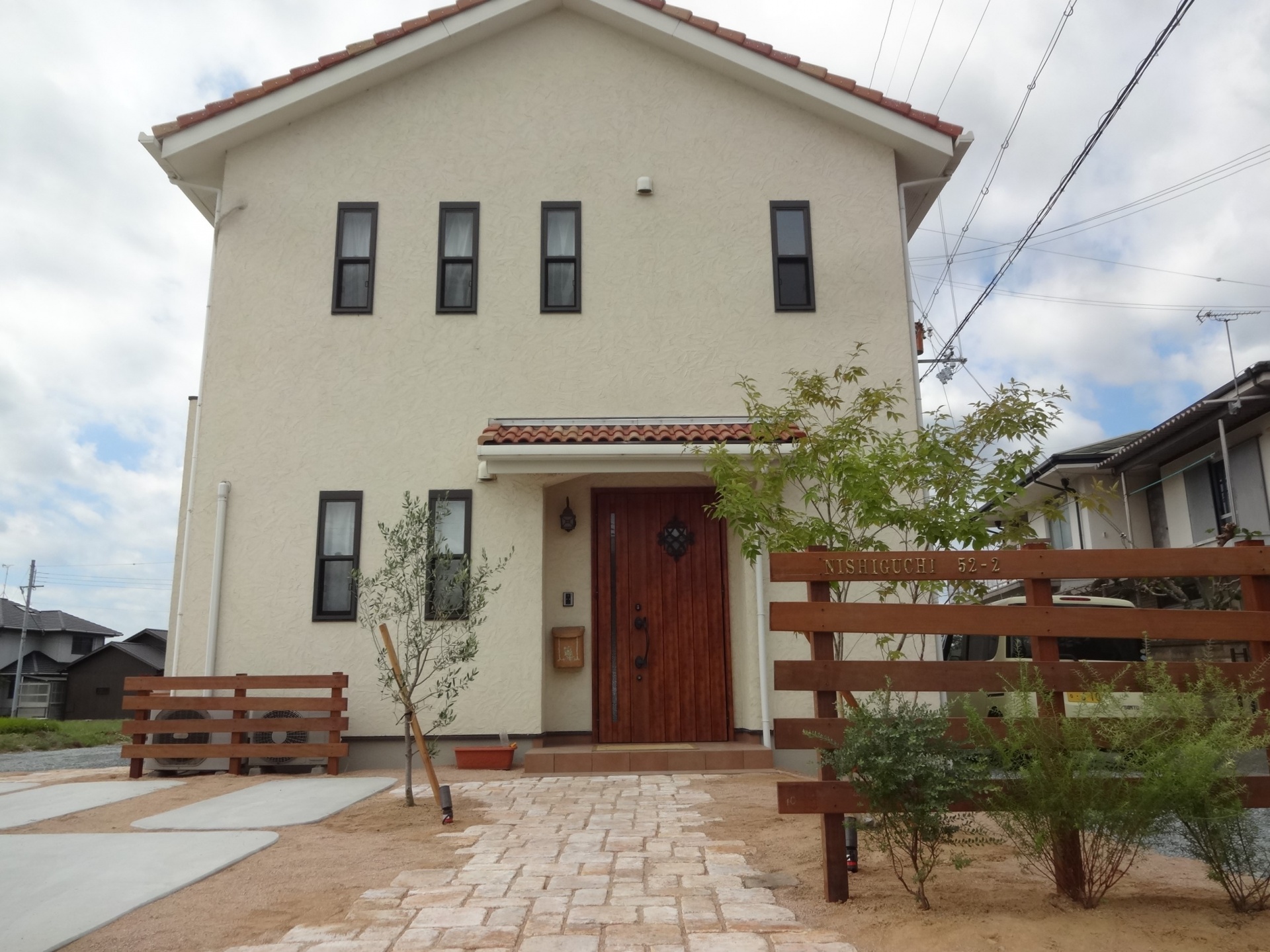 煉瓦アプローチとウリン材