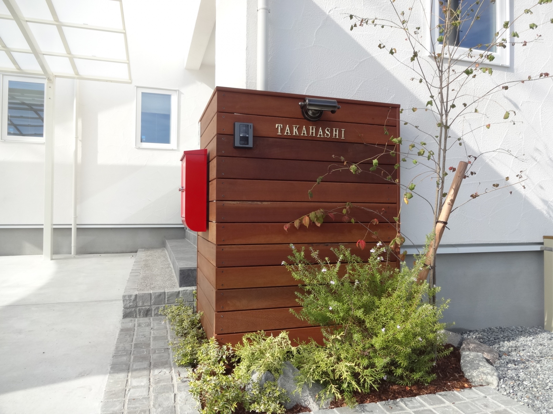 天然木ならではの木目が美しいウリン材板塀