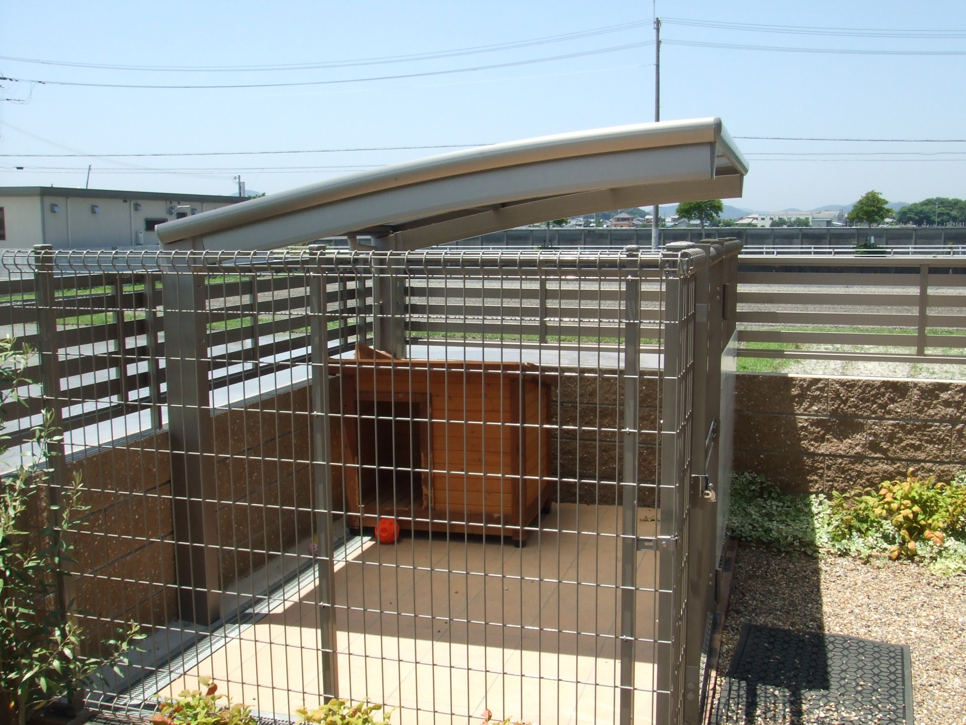愛犬にやさしい屋根付き犬小屋