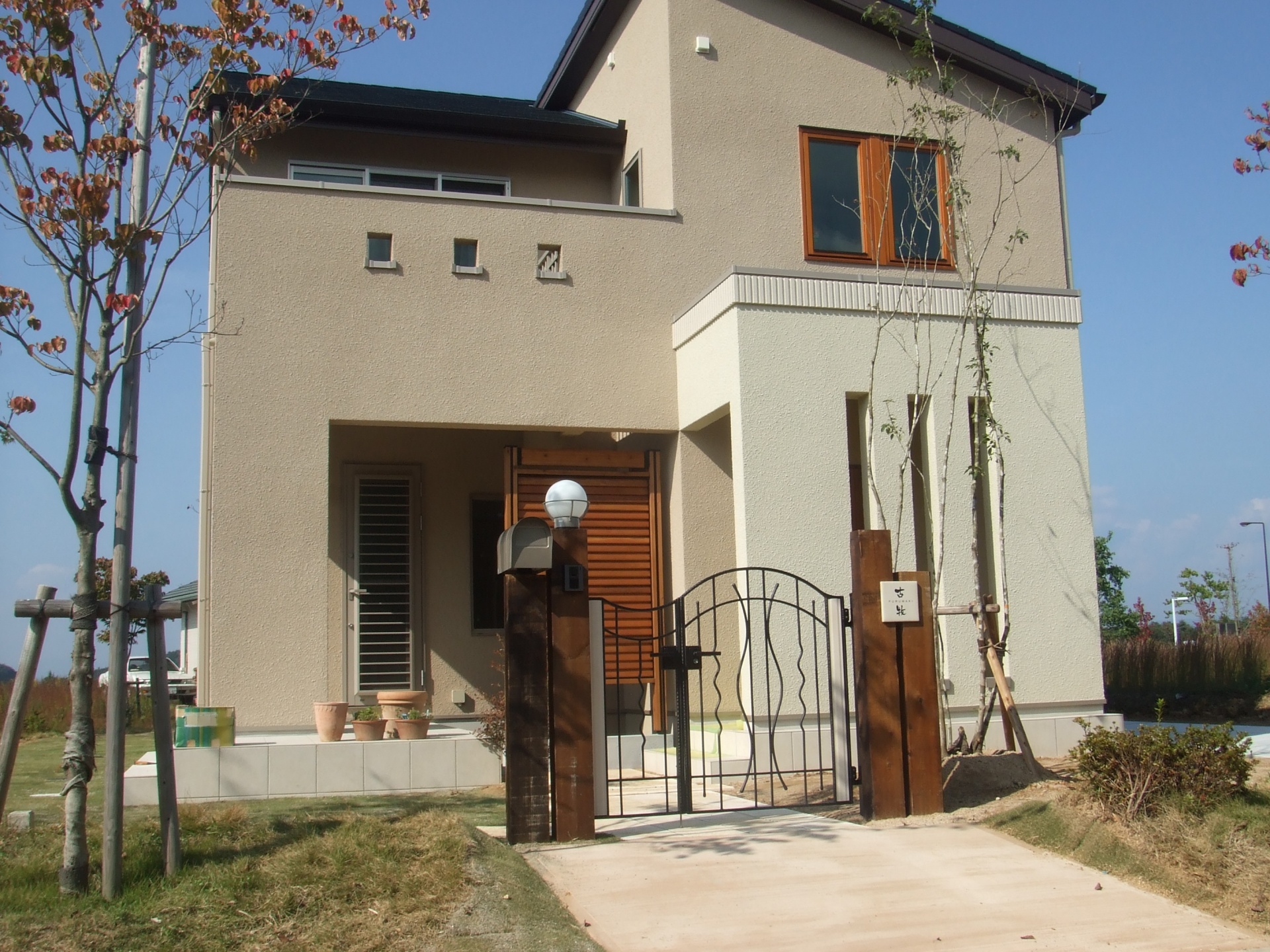 アイアン門扉と枕木門柱