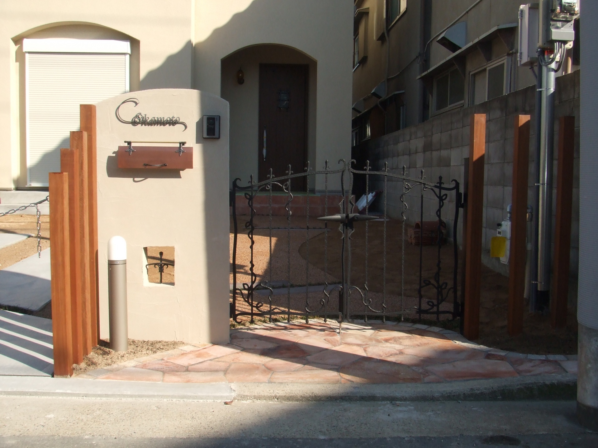 銅製ポストカバーとアイアンエクステリア