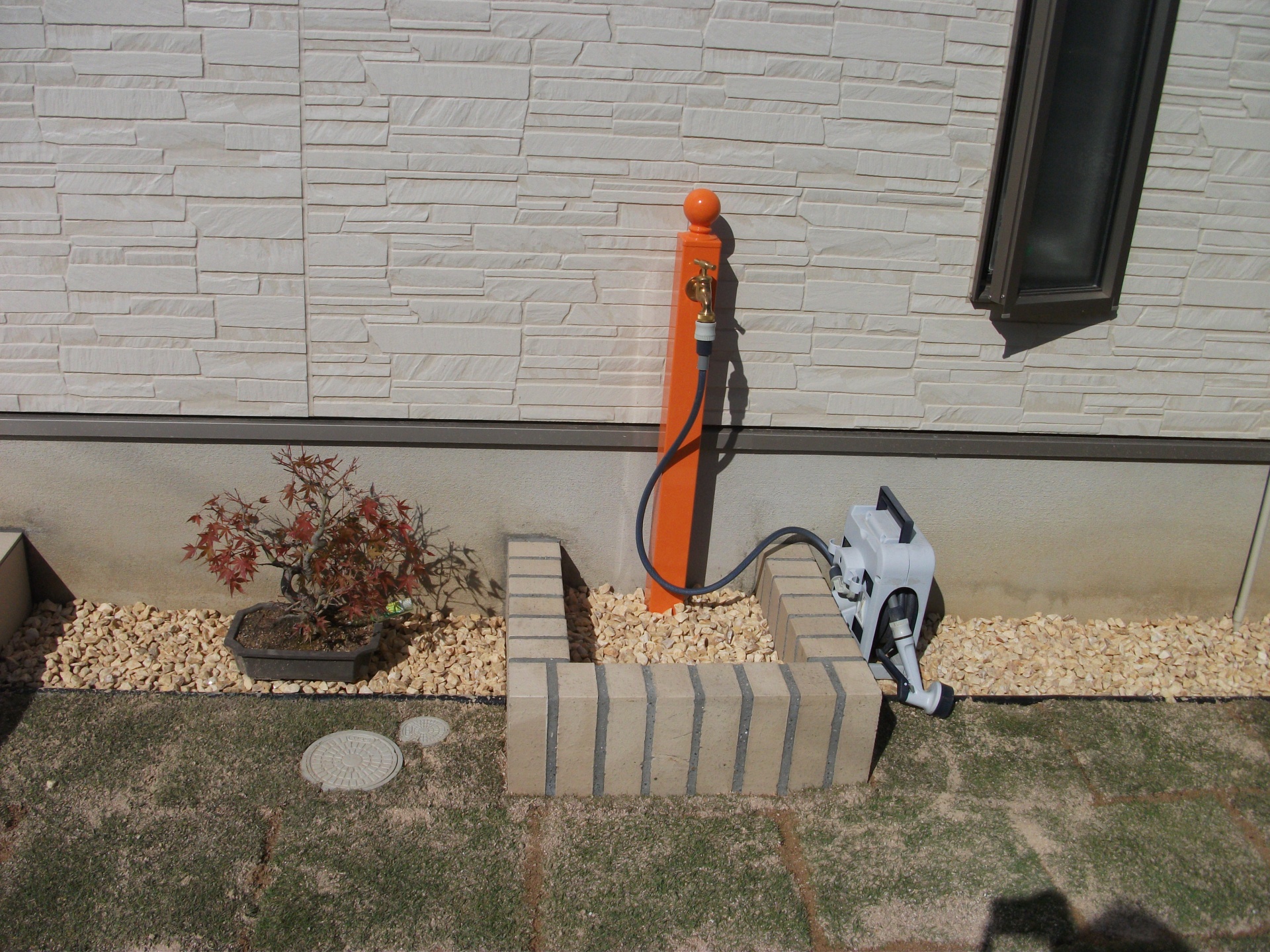 ホワイトレンガとシーズンのオレンジ立水栓