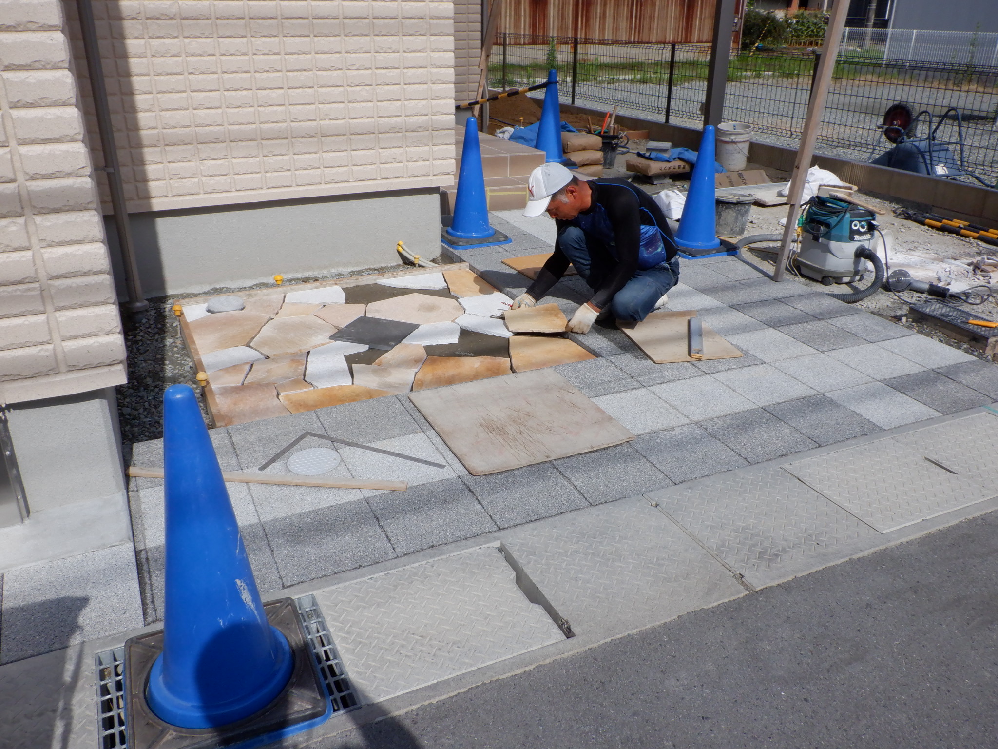 姫路 新築 外構 自然石と平板のアプローチデザイン