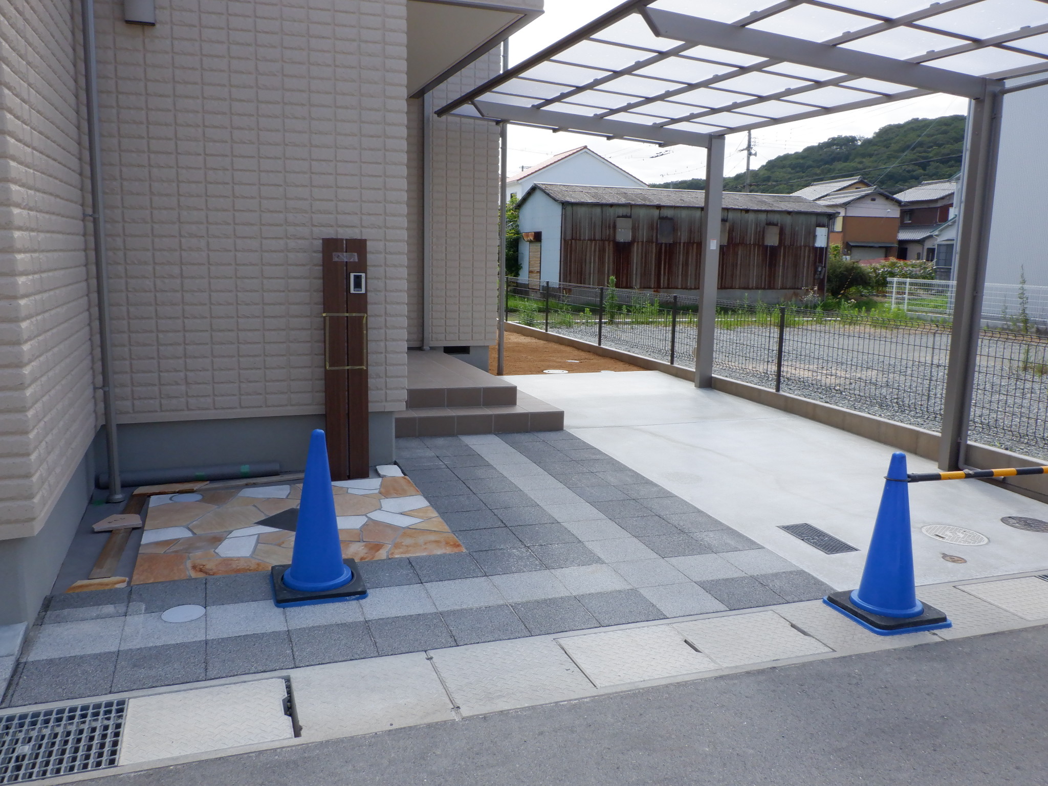 2色自然石とモノトーン平板のアプローチ　姫路新築外構