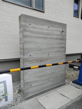杉板風　コンクリート門柱　型枠バラシ/養生