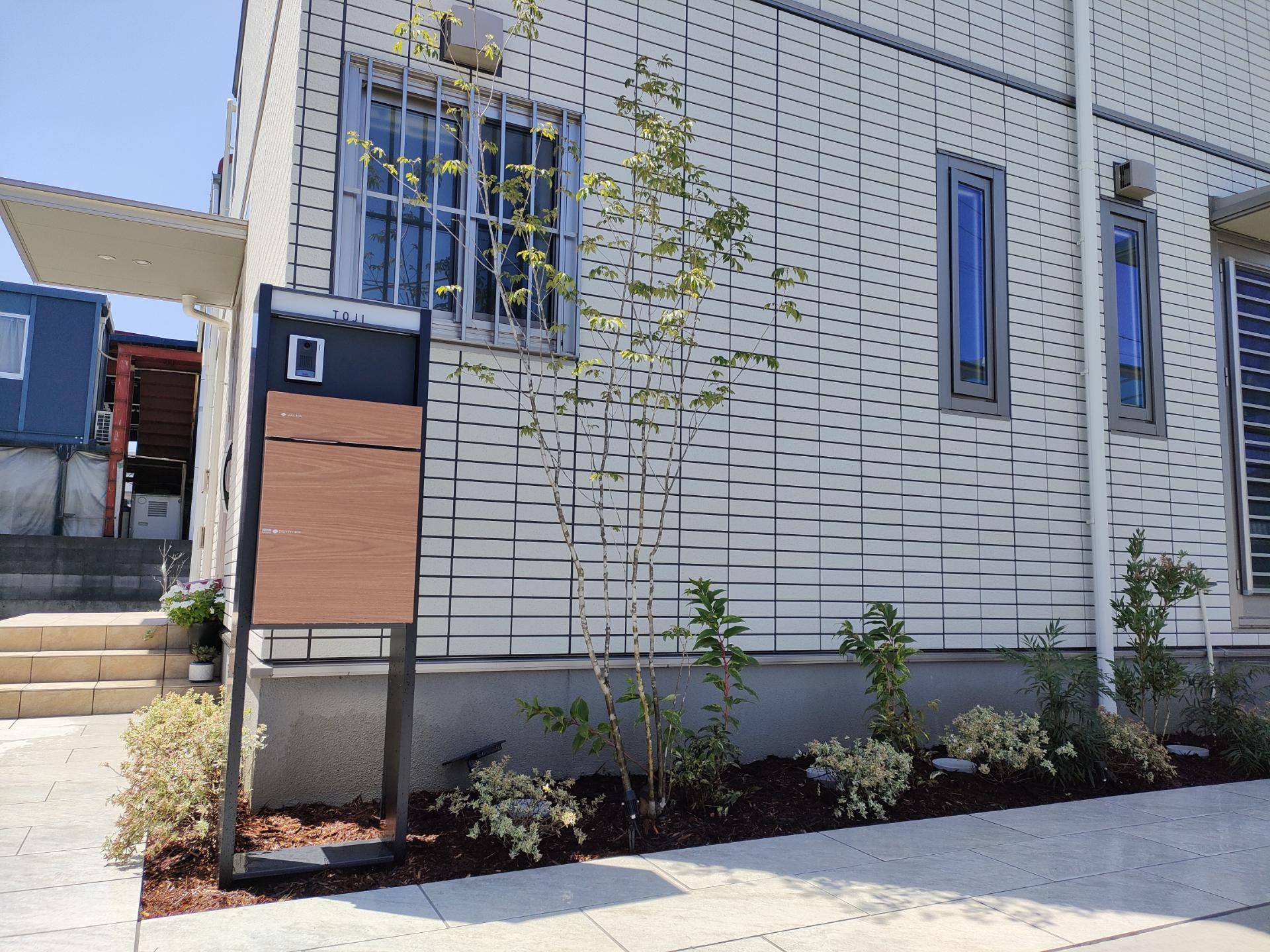 モダン住宅外観に強いインパクトをあたえるシンプルカーポート　姫路市T様邸　アオダモ植栽スペース