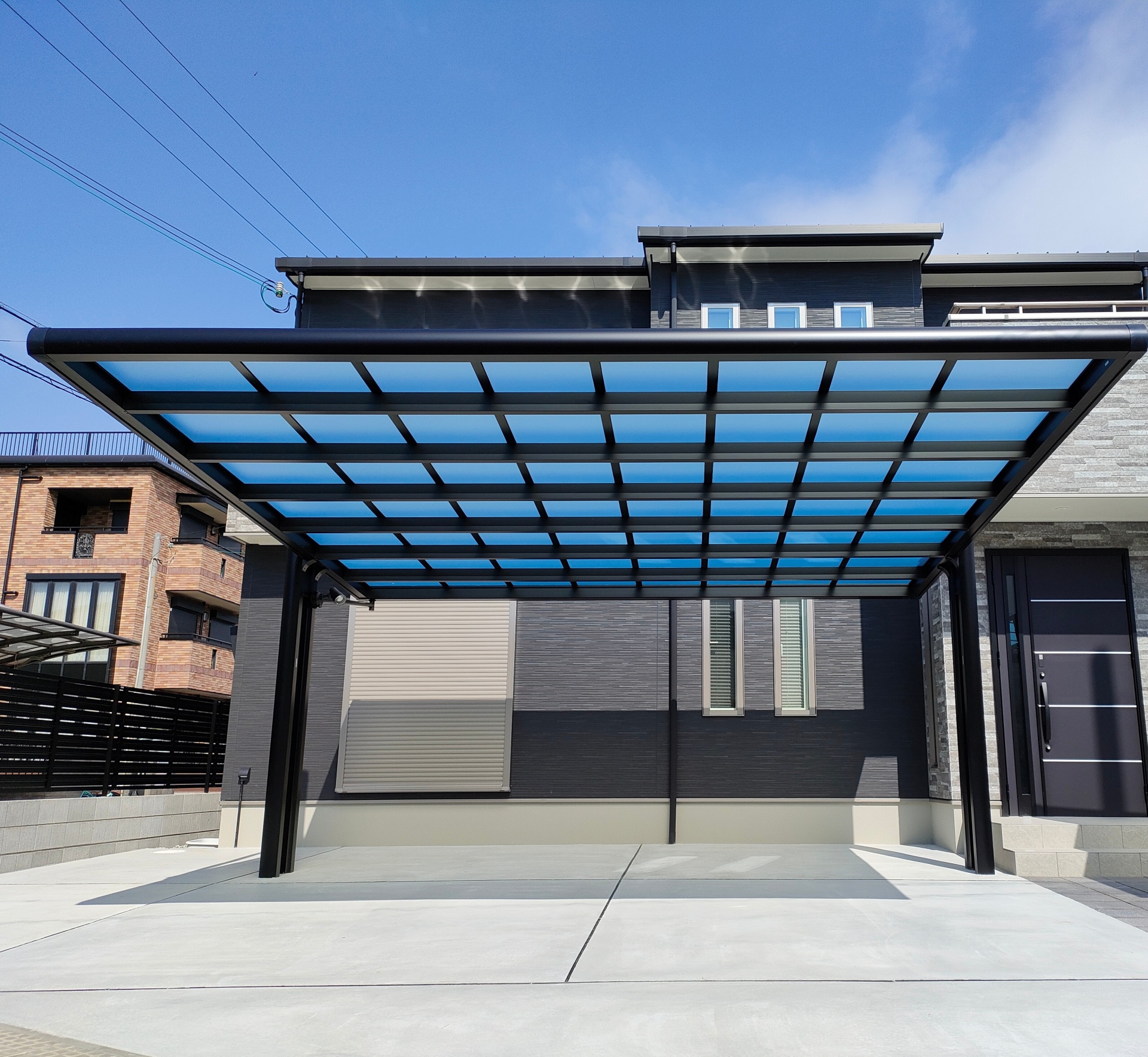黒とグレで統一されたシンプルモダンデザイン　カーポート　太子町N様邸