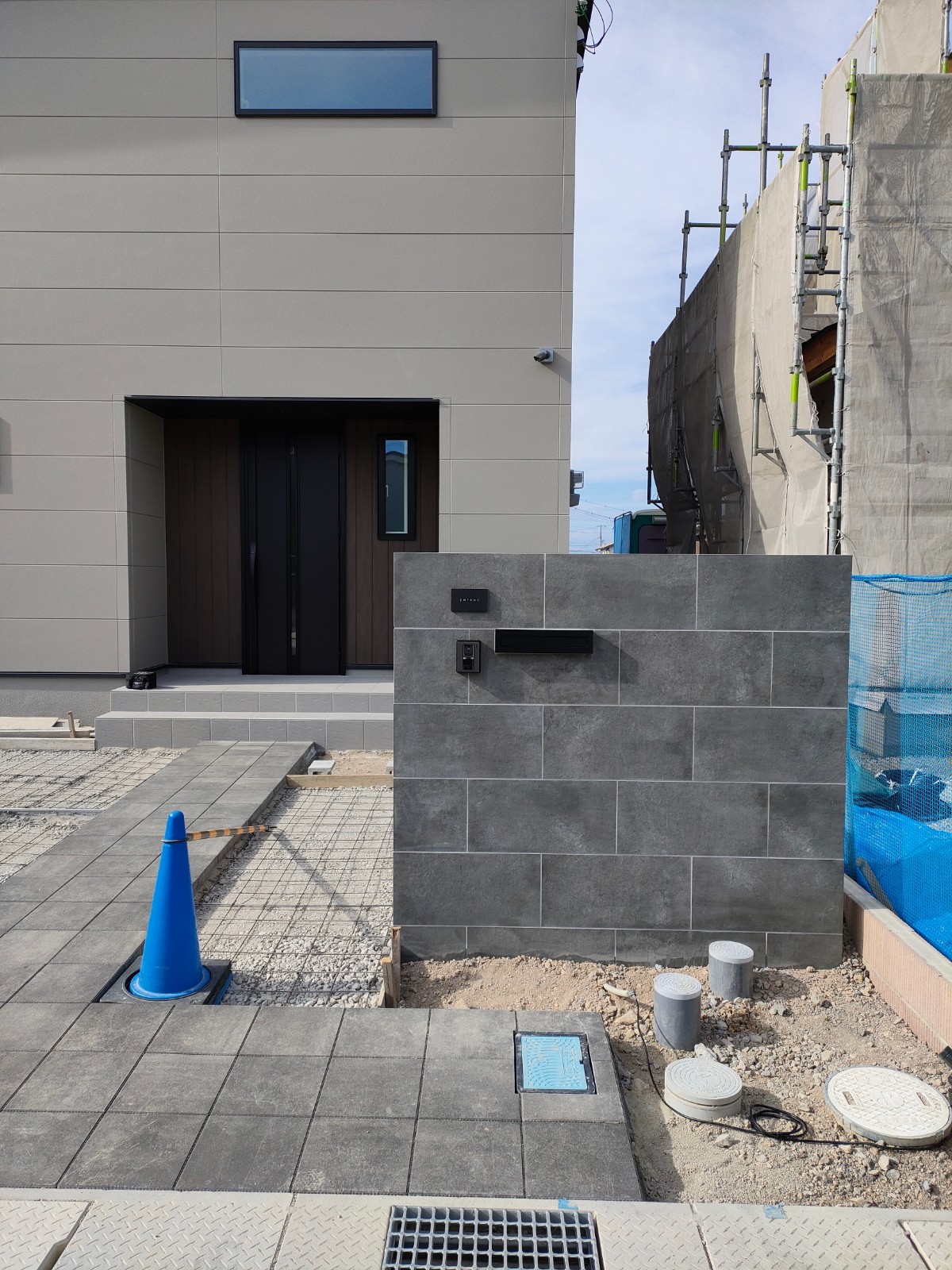 たつの市Y様邸新築外構工事　タイル門柱