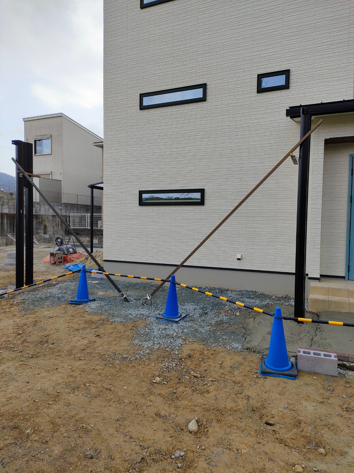 カーポート　フォーグワイド柱生コン据付け