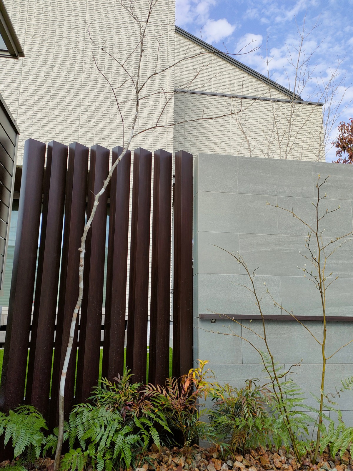 上品かつお洒落なタイル門柱　姫路市O様邸門回り落葉