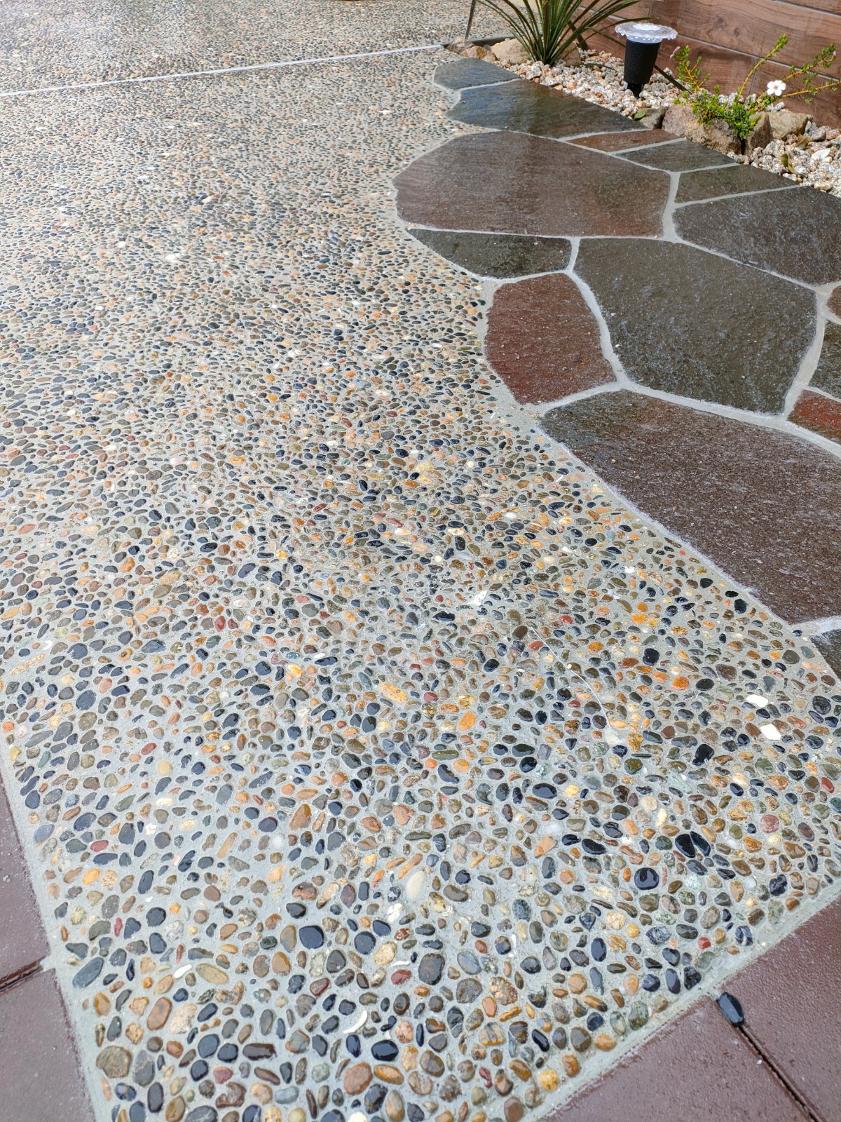 自然石乱張りと洗出しアプローチ