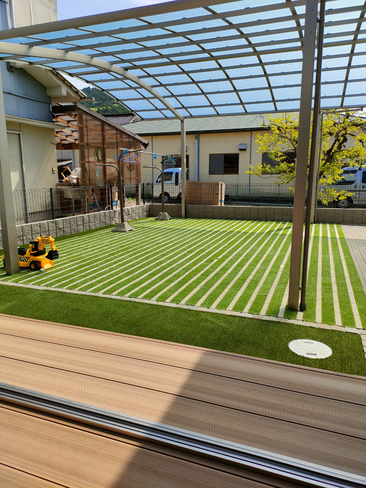 ウッドデッキから繋がる人工芝のあるお庭　佐用町Y様邸