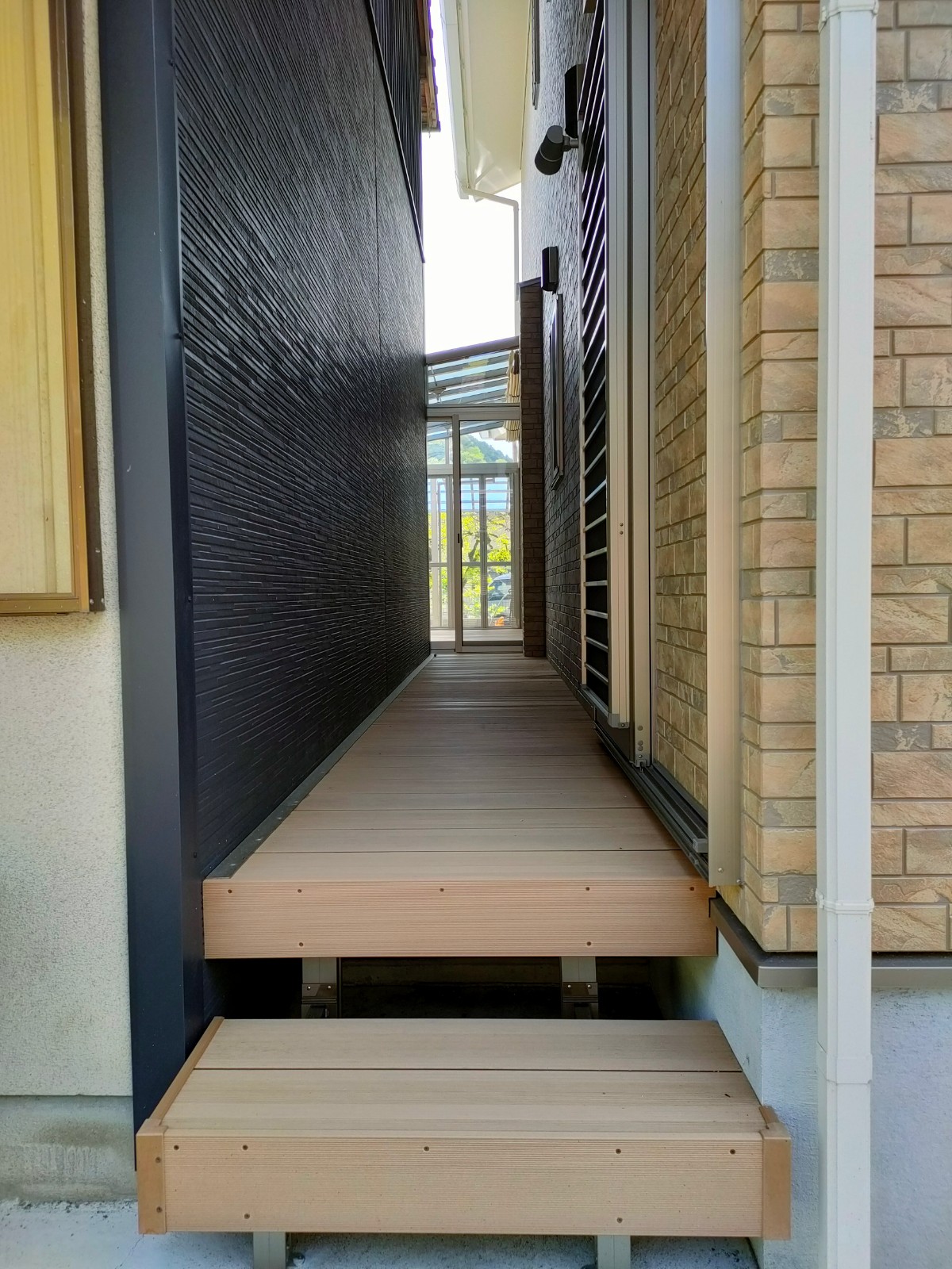 勝手口からも繋がるウッドデッキ