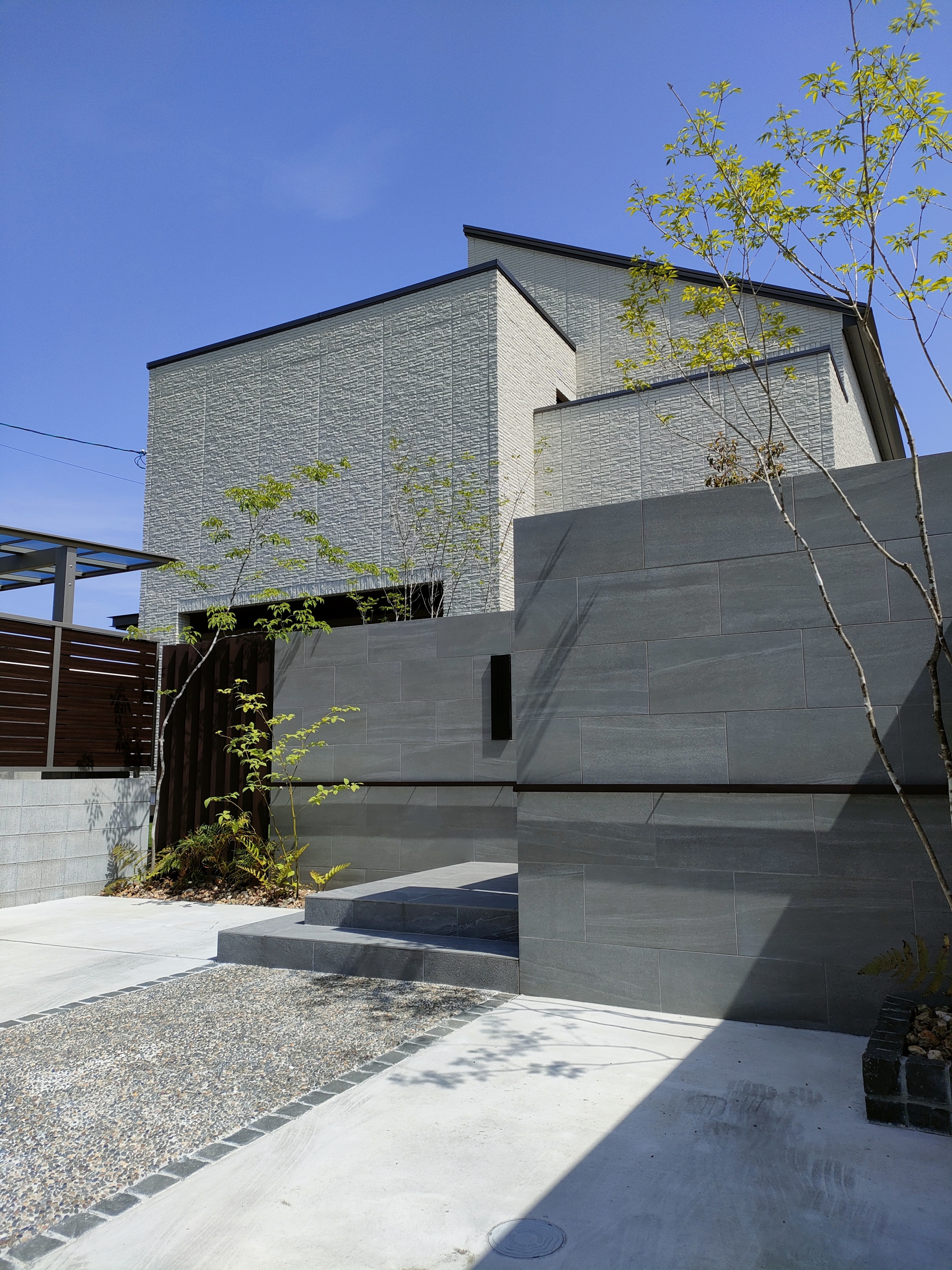 姫路市O様邸シンプルモダンなタイル門柱/クリエダークのアクセンとカラー　昼