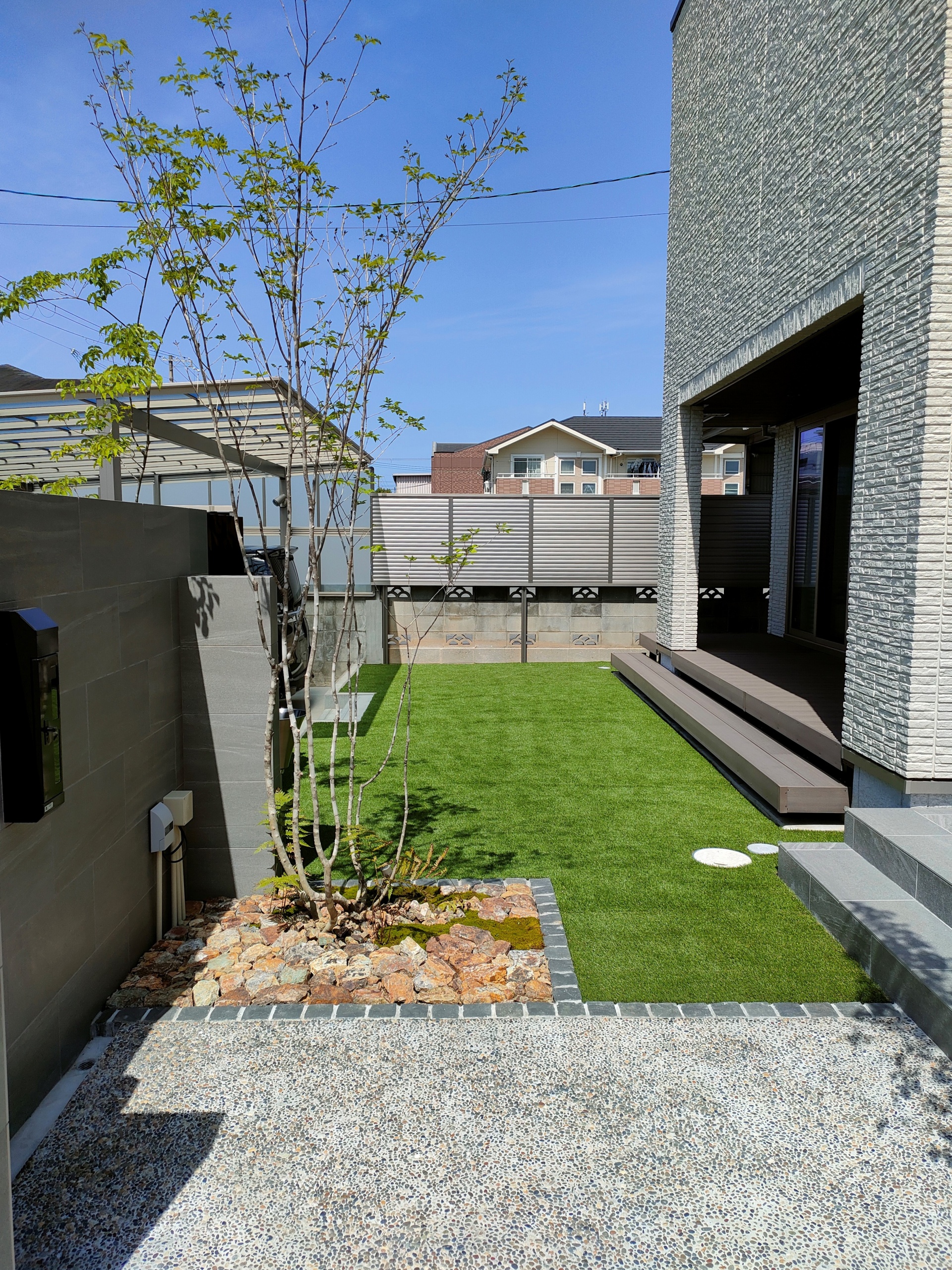 人工芝やウッドデッキのある家族の憩いのお庭　姫路市O様邸