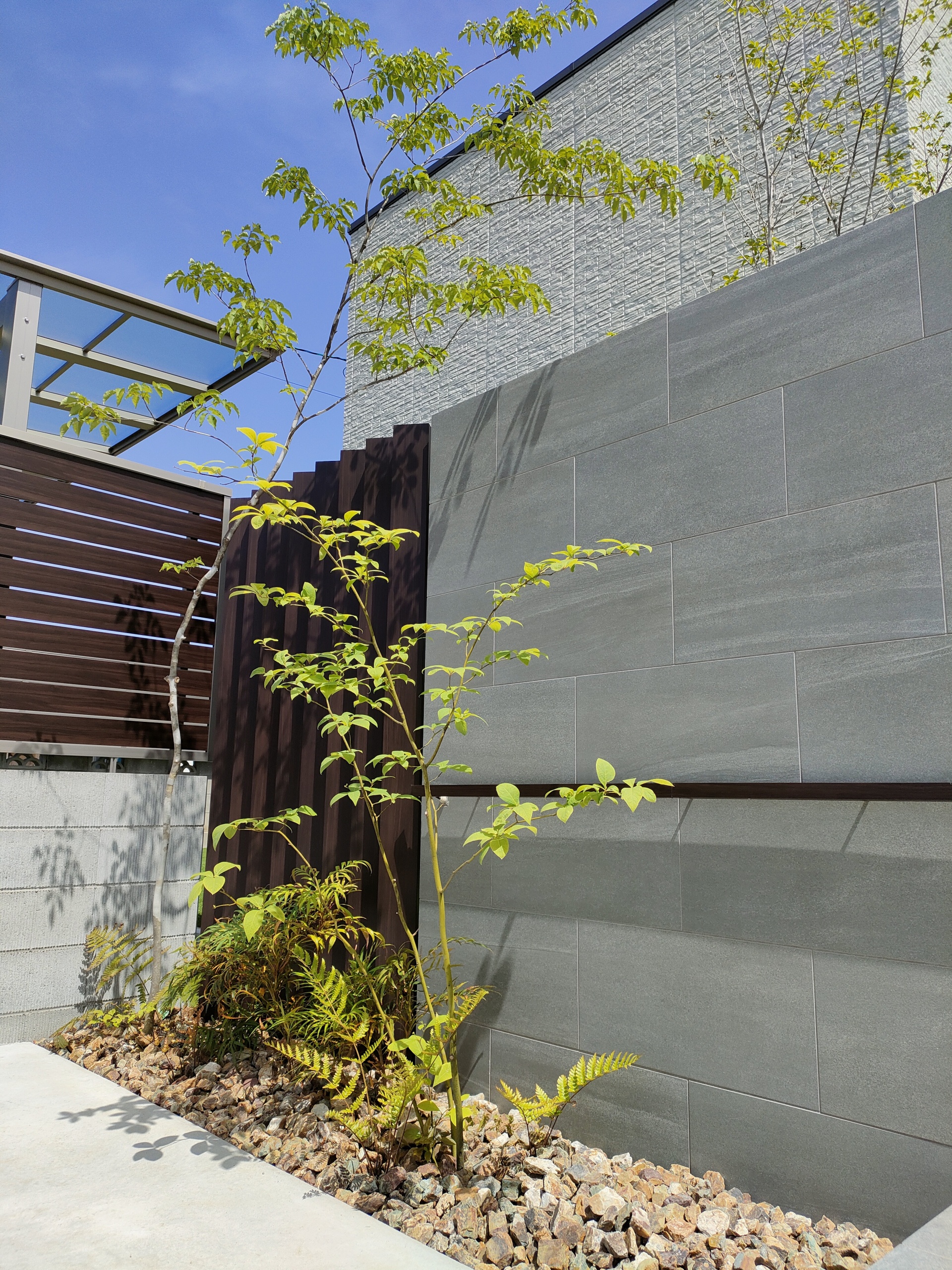 上品かつお洒落なタイル門柱　姫路市O様邸門回り新緑の季節