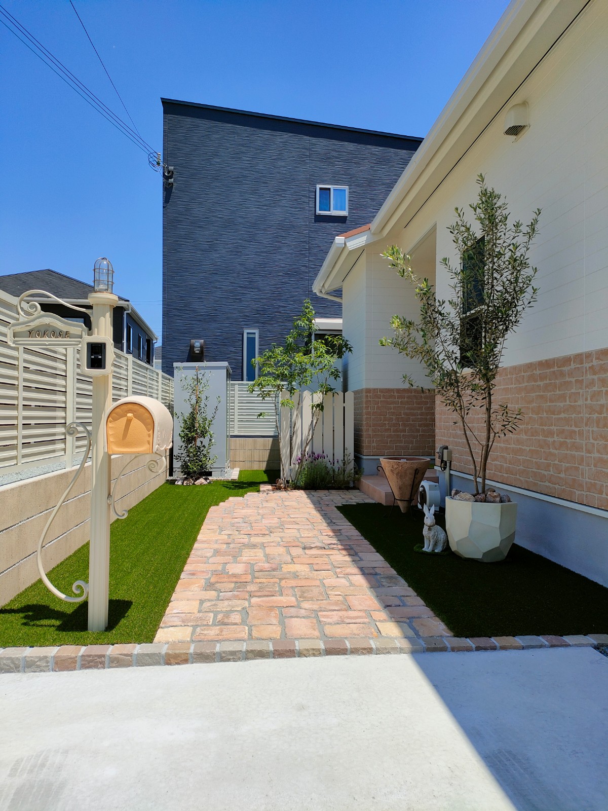 可愛い耐火煉瓦のアプローチ　たつの市Y様邸初夏