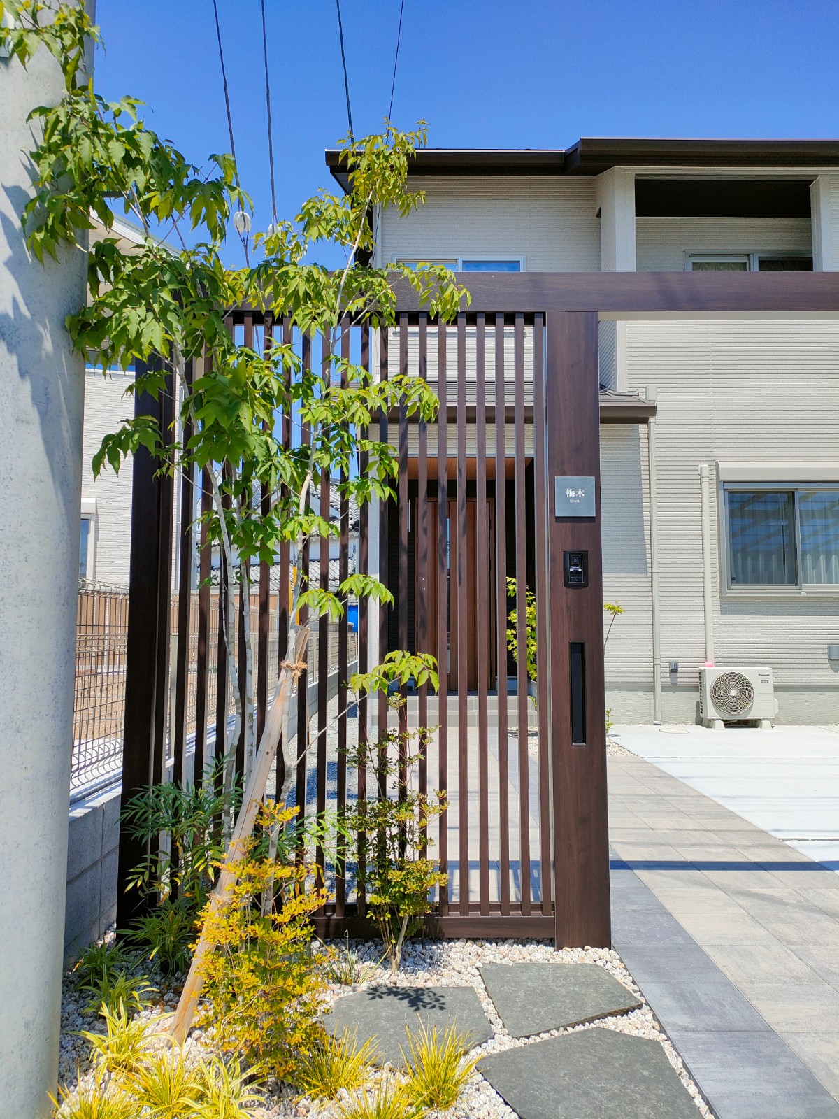 玄関前　施工後状況Gスクリーンファンクションユニット　たつの市U様邸