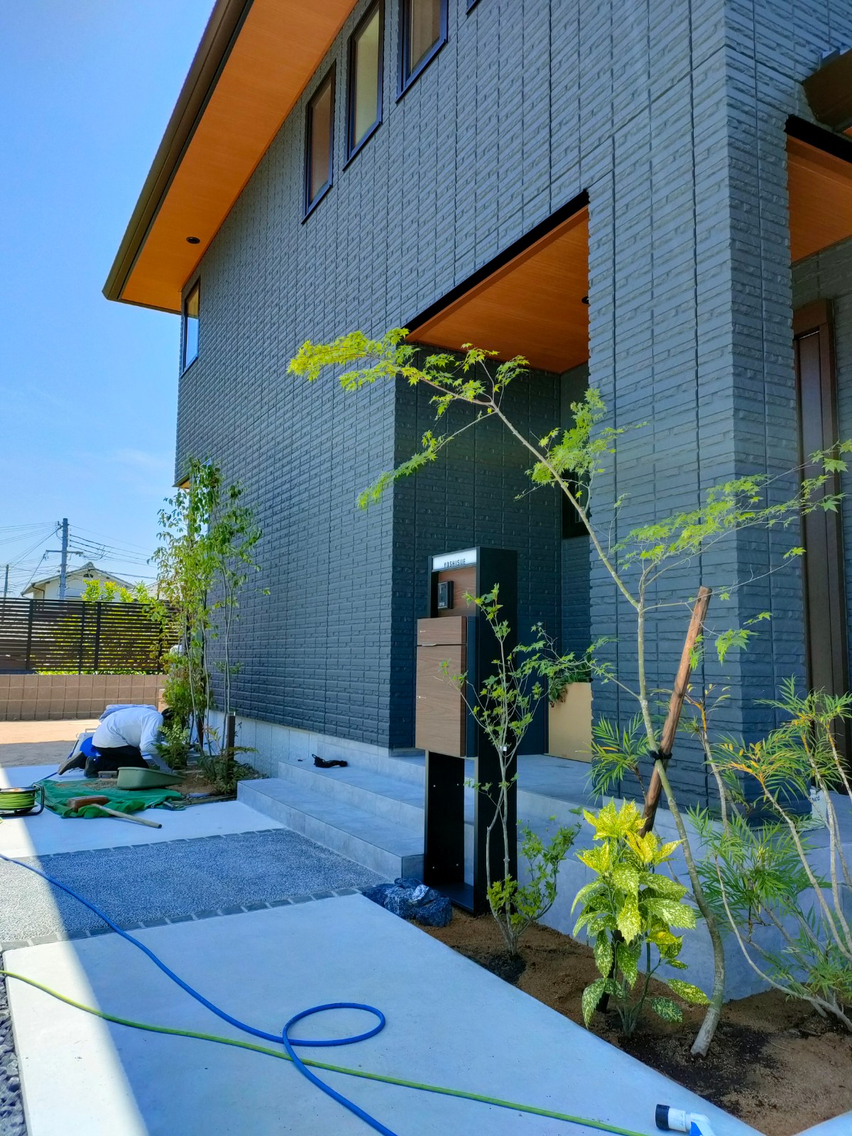 姫路市Y様邸新築外構工事　終盤　植栽工事ヤマモミジ