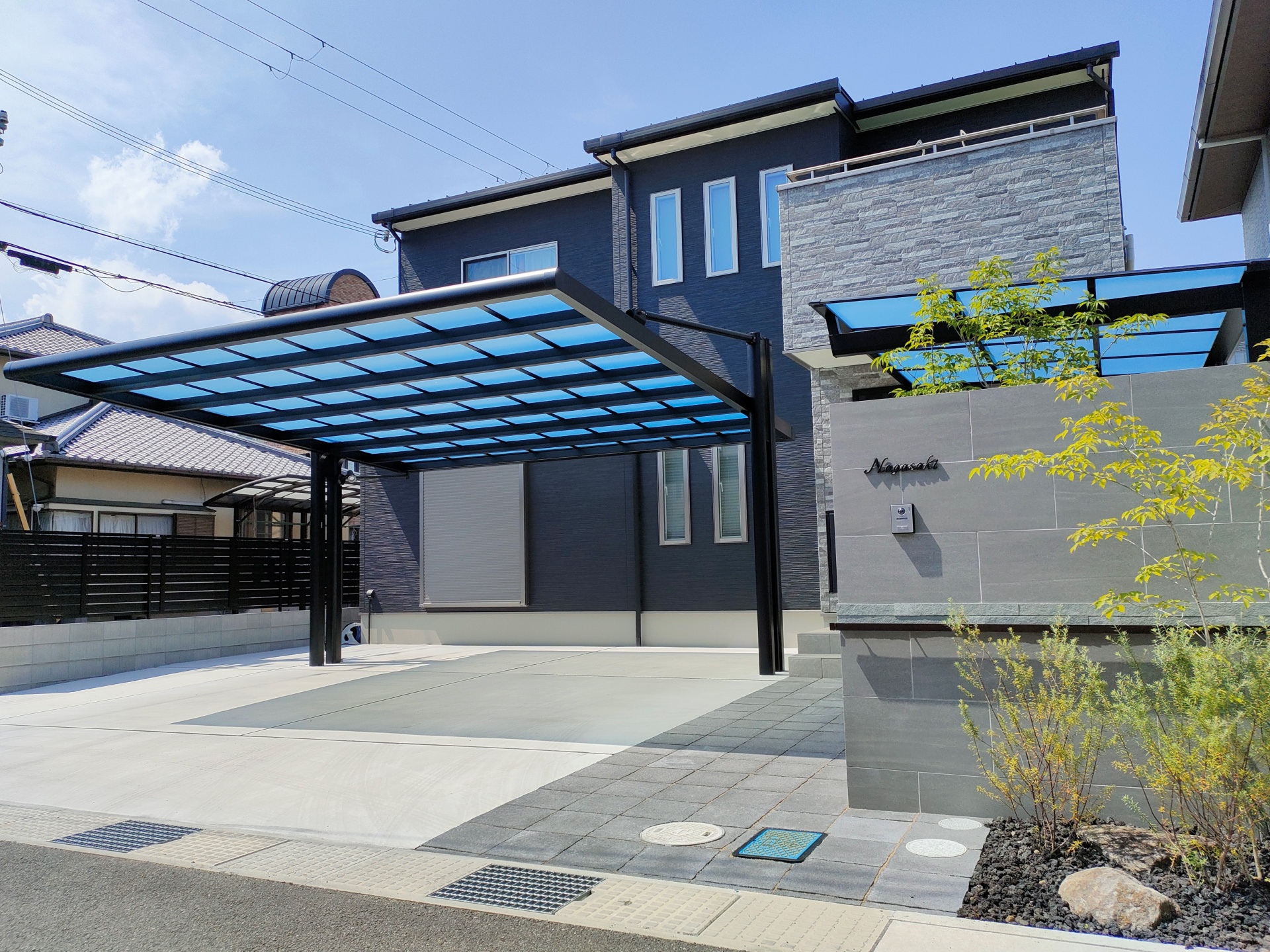 黒とグレーで統一されたシンプルモダンデザイン　太子町Ｎ様邸昼