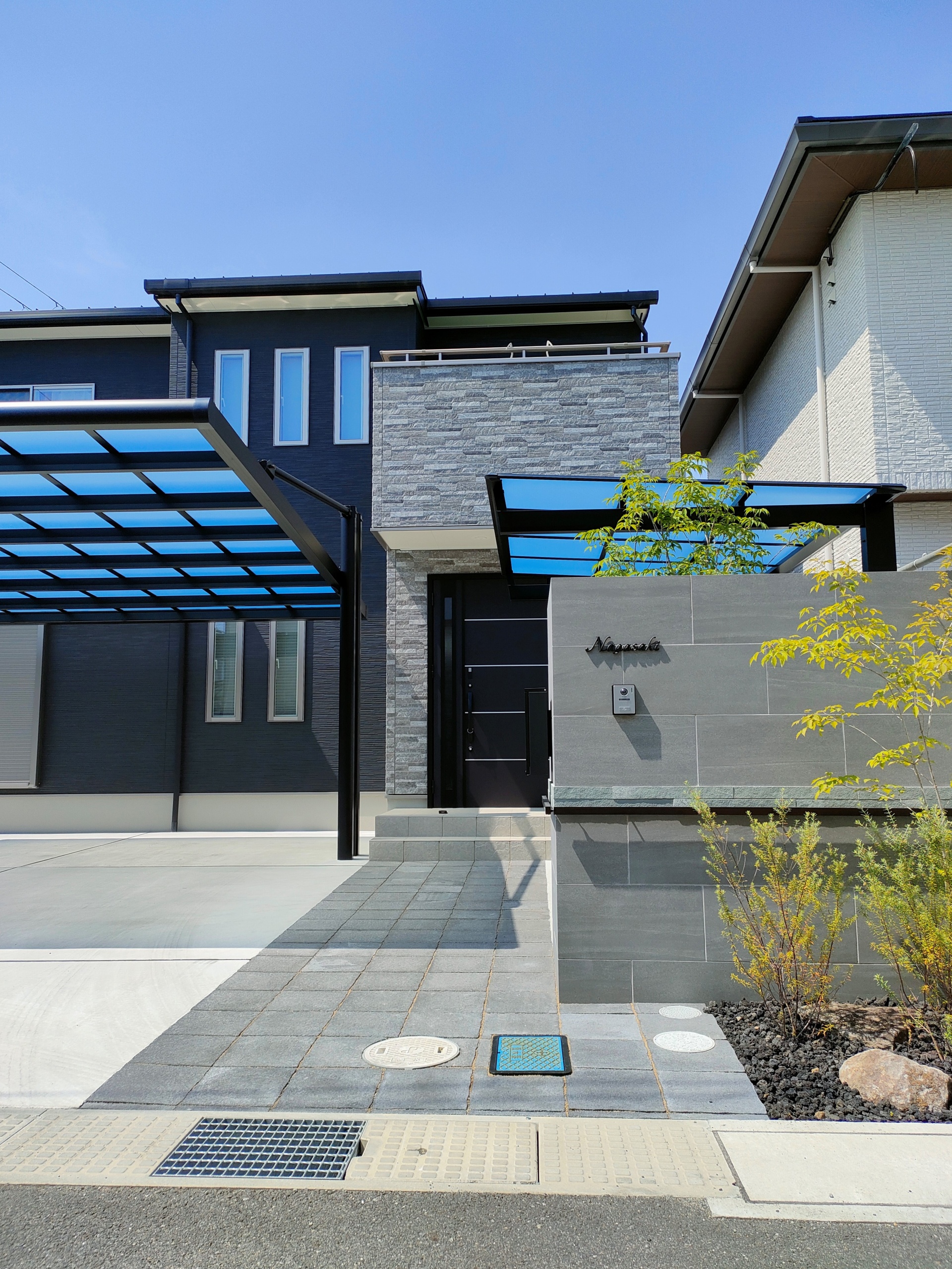 黒とグレで統一されたシンプルモダンデザイン門回りアプローチ　太子町N様邸