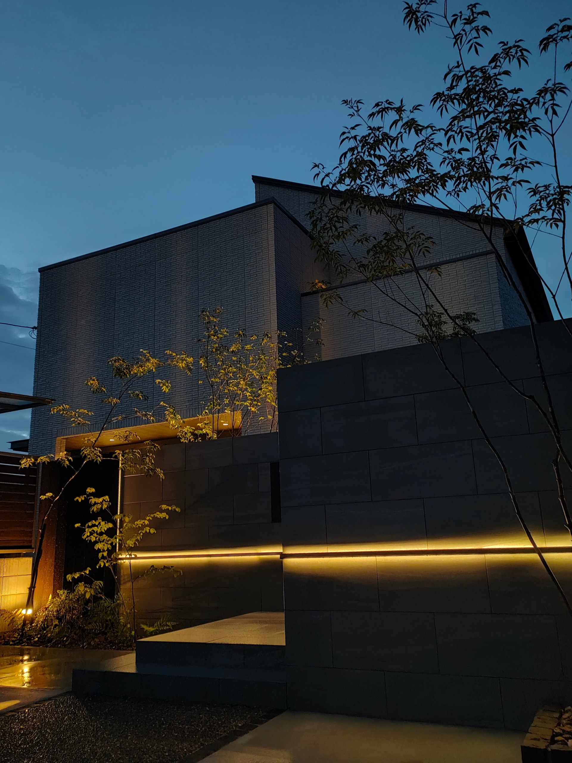 姫路市O様邸シンプルモダンなタイル門柱/クリエダークのアクセンとカラー　夜