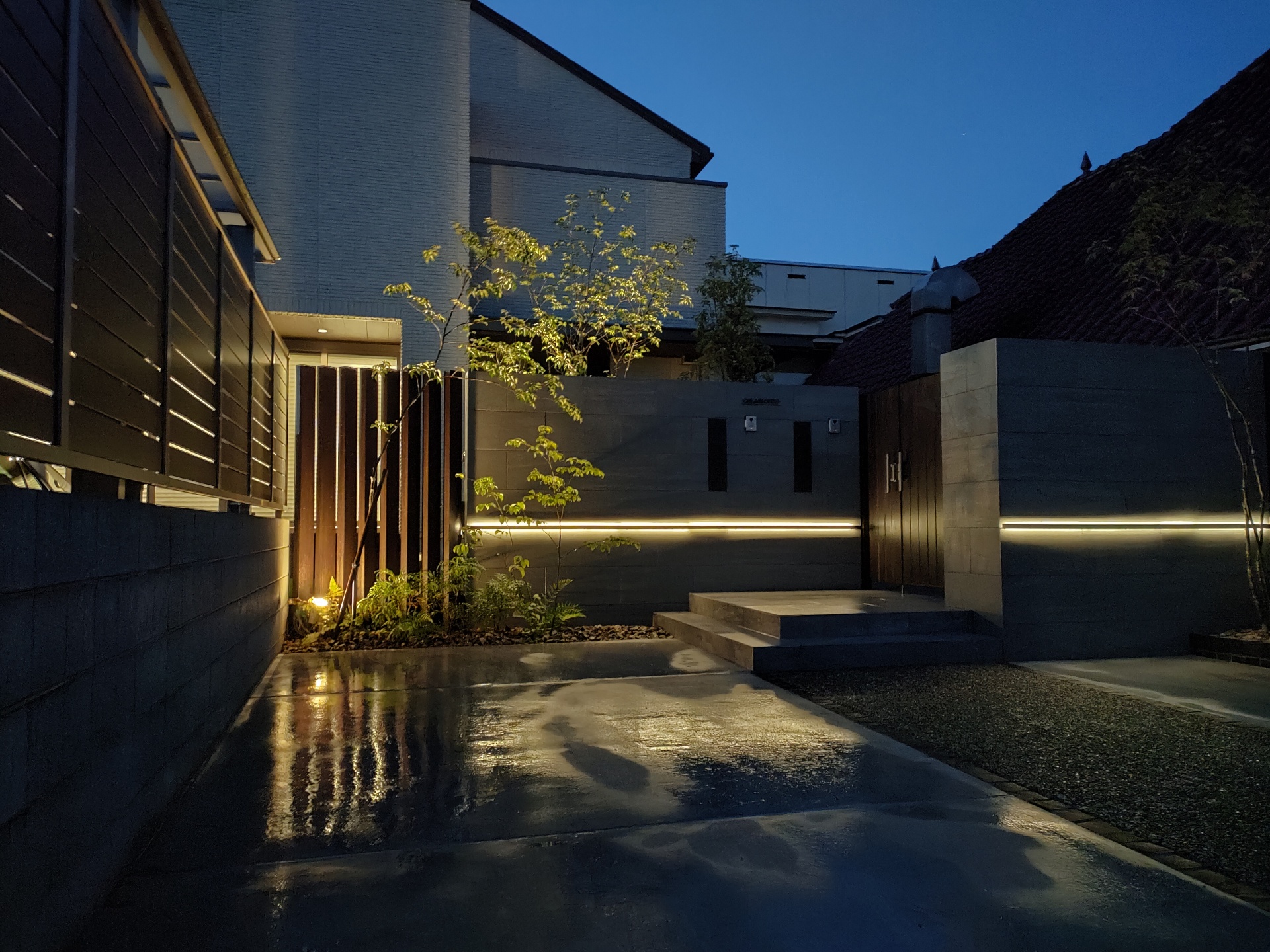 姫路市O様邸シンプルモダンなタイル門柱　夜