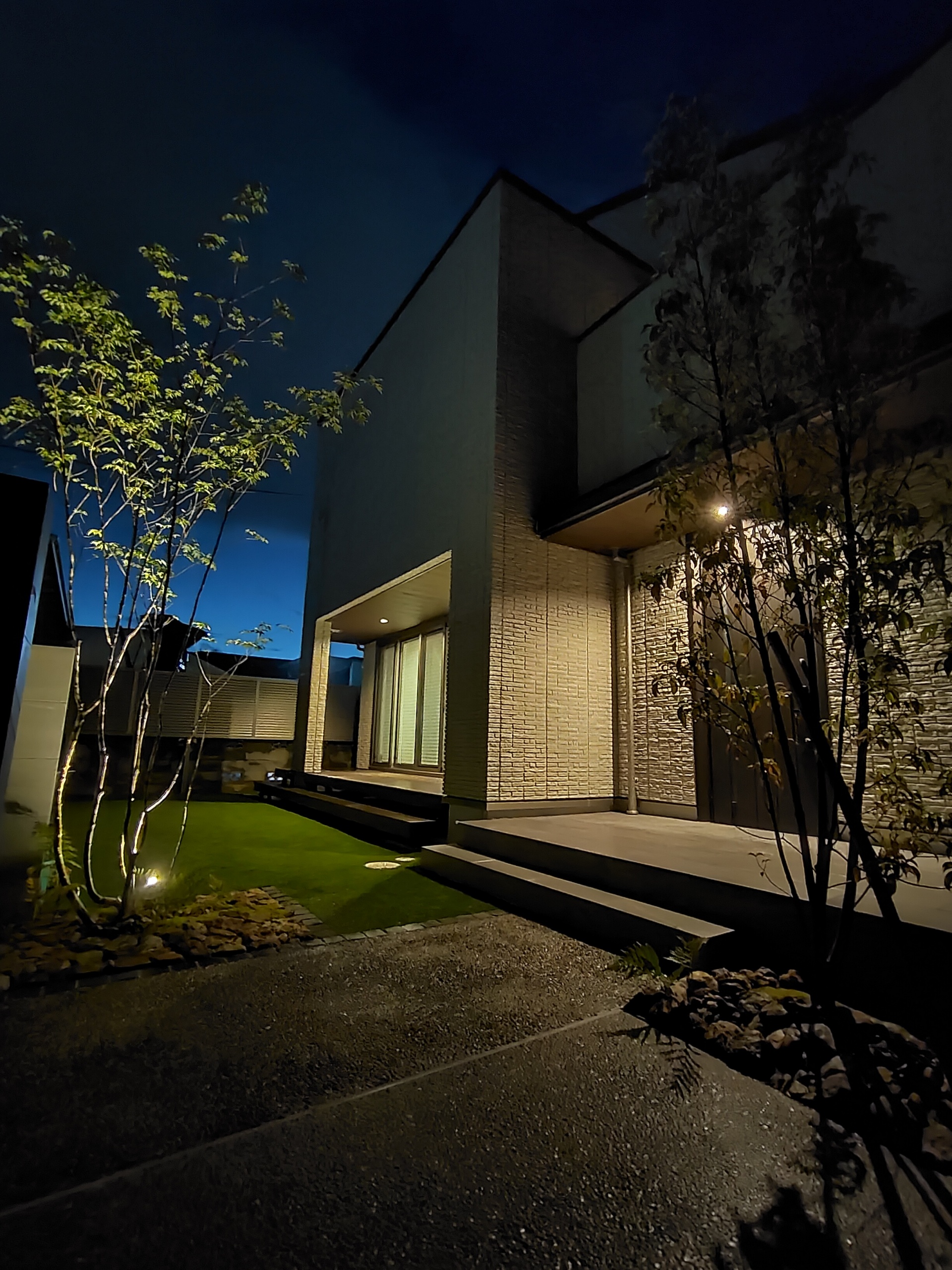 姫路市O様邸シンプルモダンなタイル門柱　玄関前アオダモ　夜