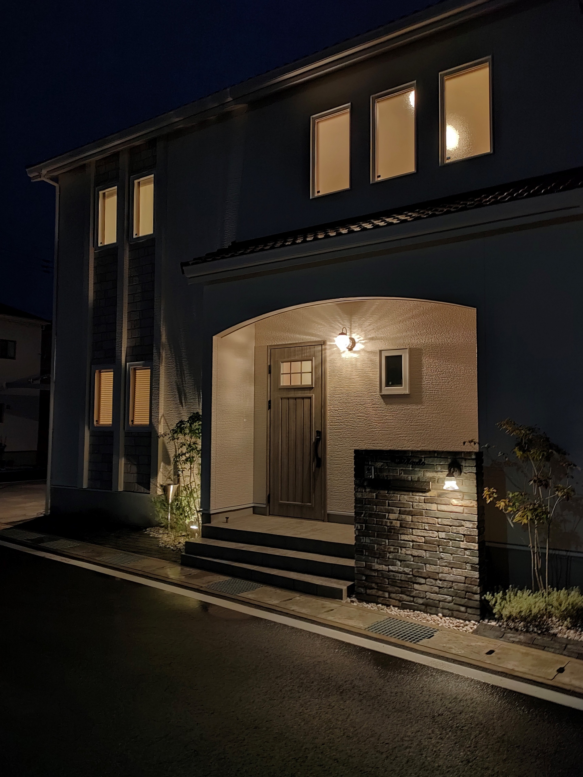 ヴィンテージレンガ門柱とおしゃれ宅配ボックス　たつの市O様邸門回り夜