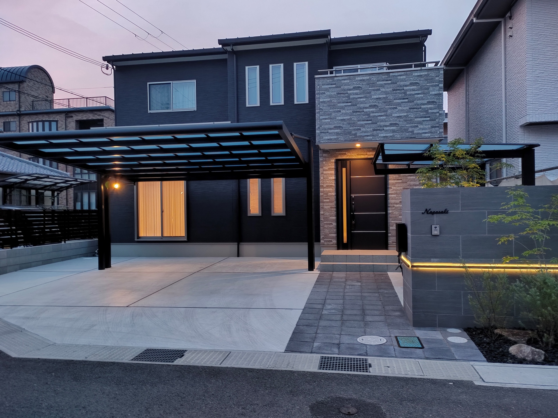 黒とグレーで統一されたシンプルモダンデザイン夜　太子町N様邸