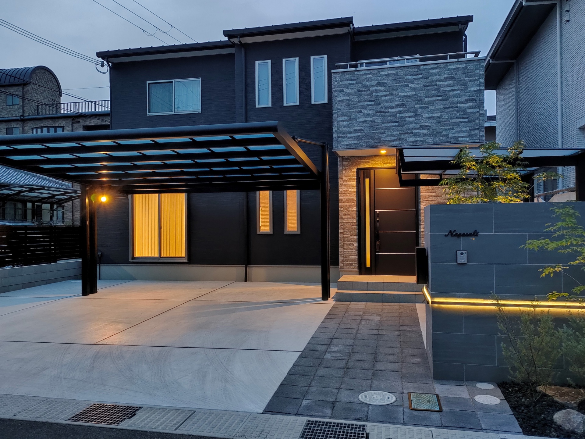 黒とグレーで統一されたシンプルモダンデザイン　太子町Ｎ様邸夜